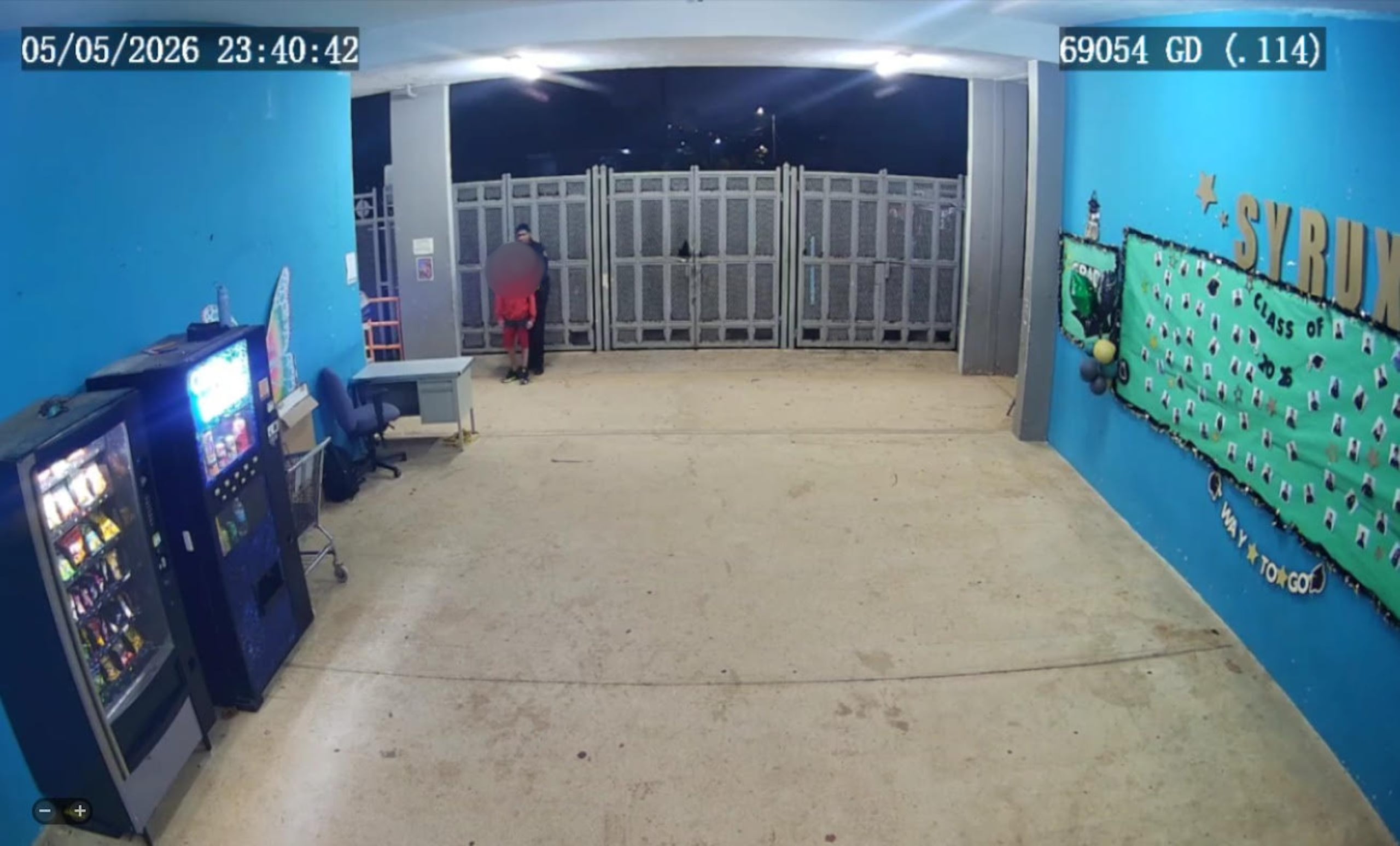 El menor se encontraba encapuchado en las instalaciones escolares cuando fue identificado por las cámaras.