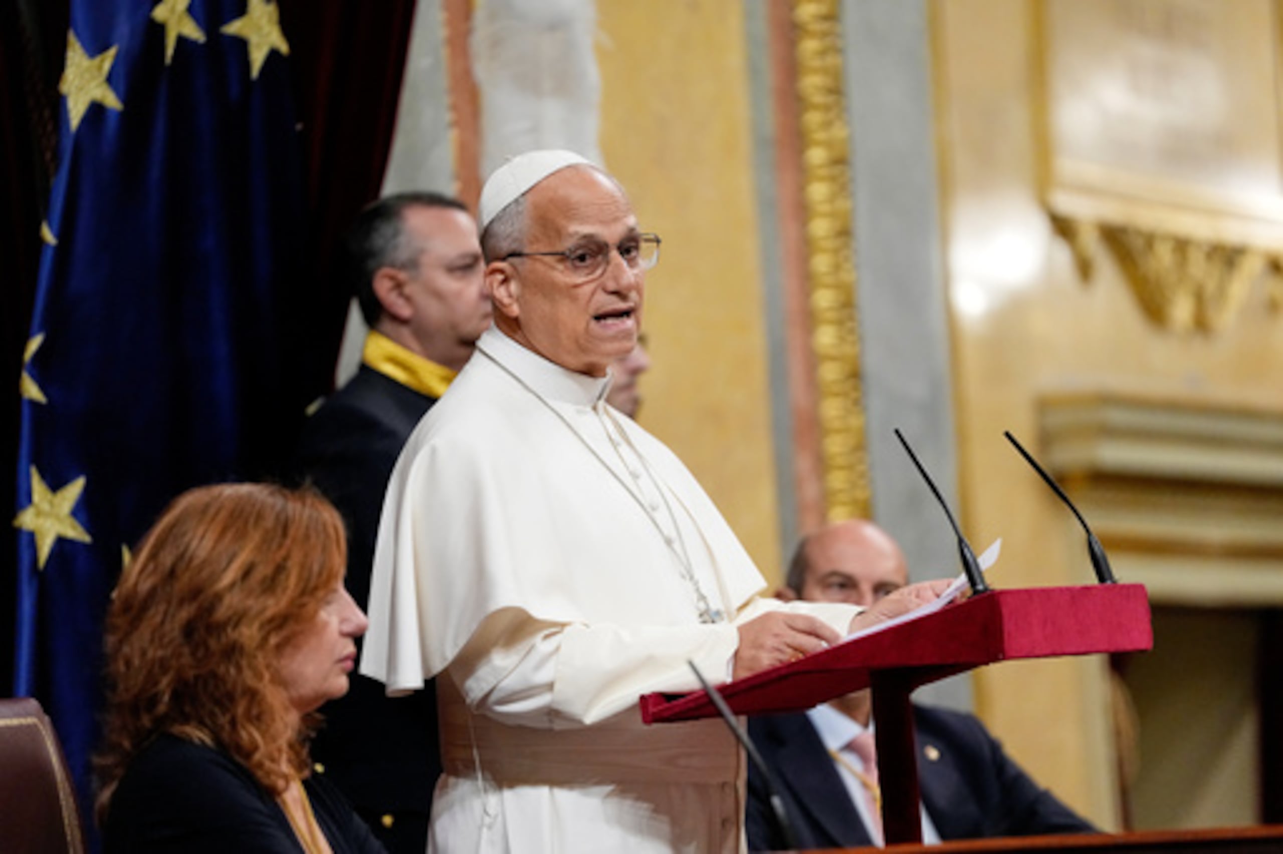 El Papa León XIV pronuncia su discurso mientras se reúne con miembros del Parlamento español en el Congreso de los Diputados, en Madrid, el lunes 8 de junio de 2026. (AP Photo/Alessandra Tarantino)