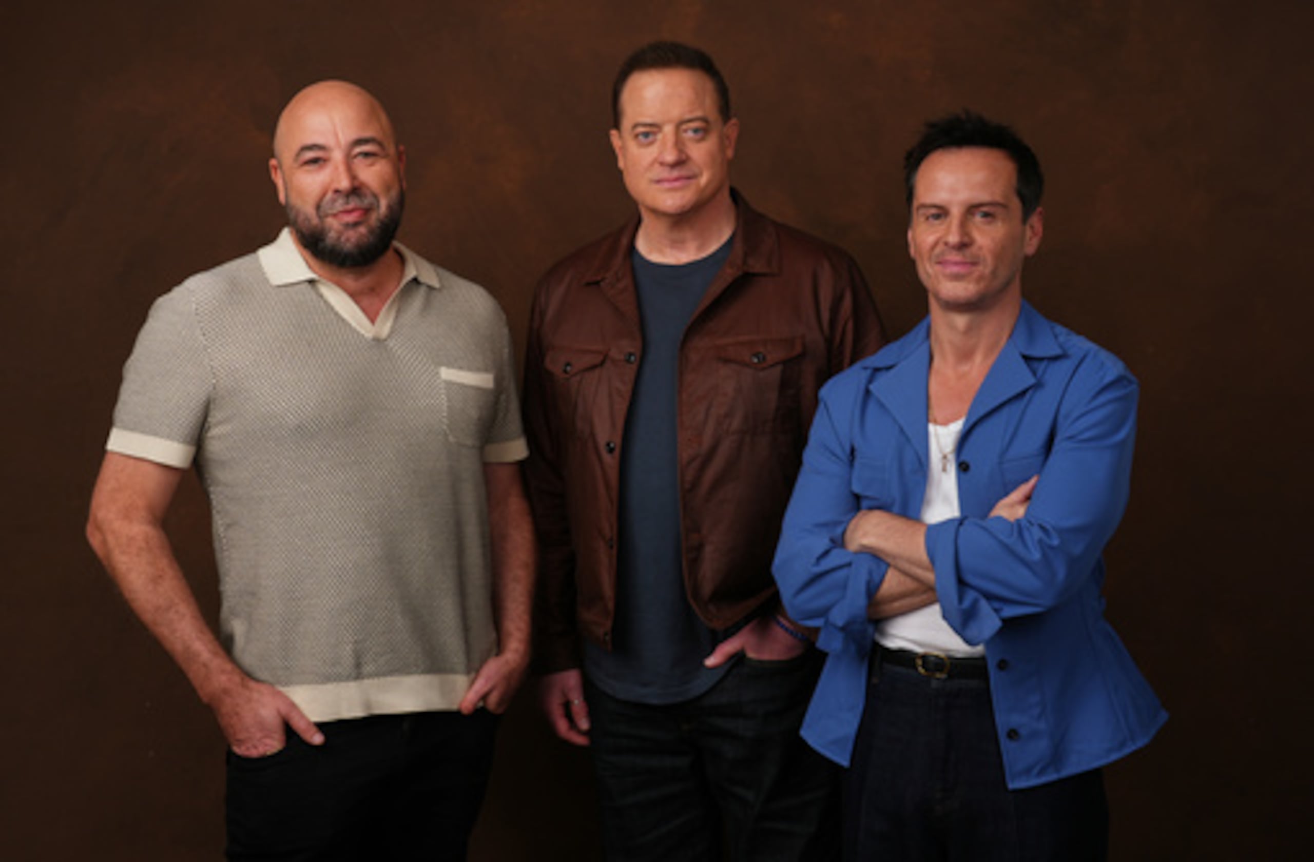 Anthony Maras, a la izquierda, director y coguionista de la película "Pressure", posa con los miembros del reparto Brendan Fraser, en el centro, y Andrew Scott el martes 12 de mayo de 2026, en Los Ángeles. (AP Photo/Chris Pizzello)