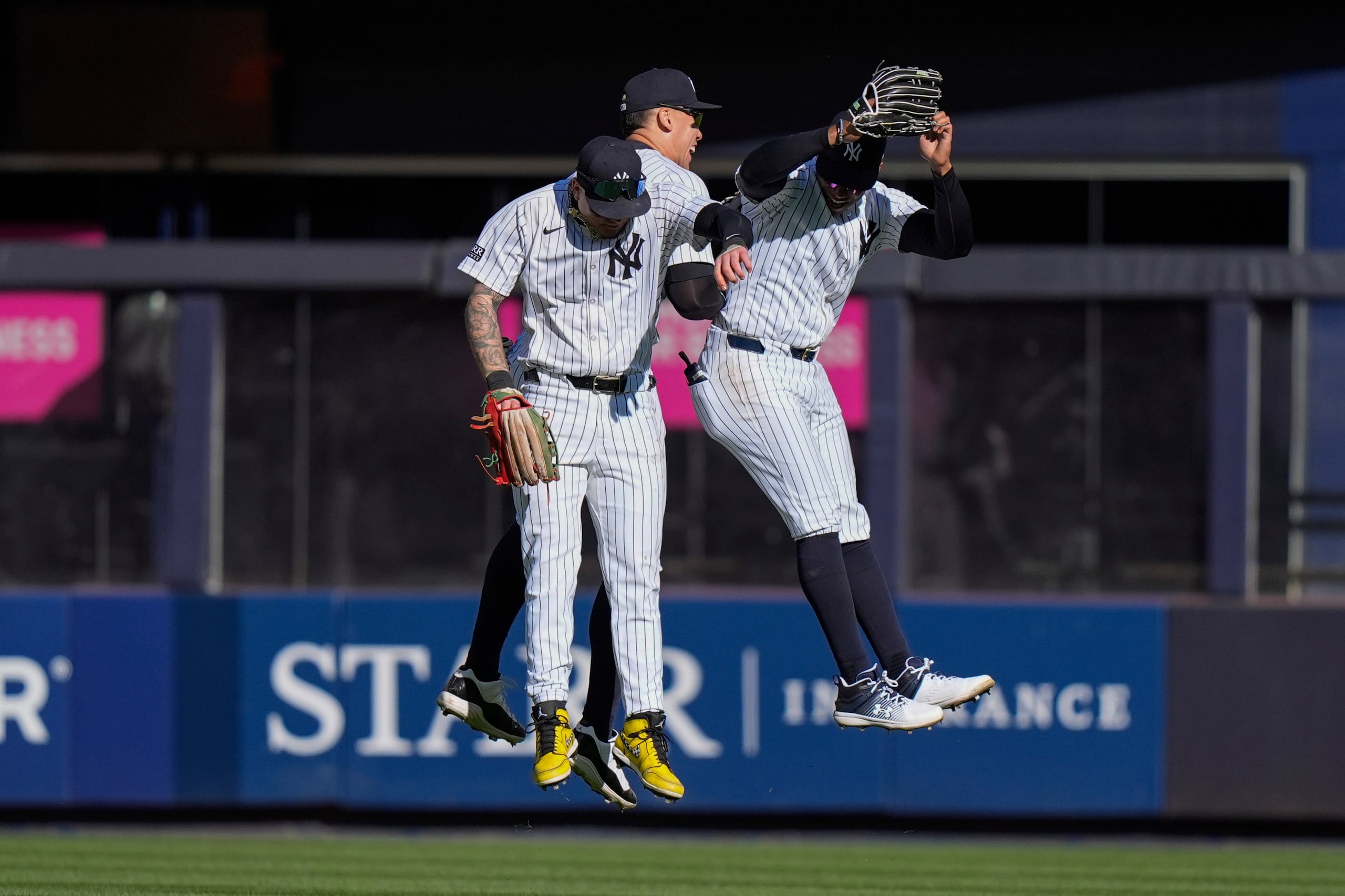 De izquierda a derecha, Alex Verdugo, Aaron Judge y Juan Soto celebran la victoria ante los Azulejos de Toronto, el domingo 7 de abril de 2024. (AP Foto/Frank Franklin II)