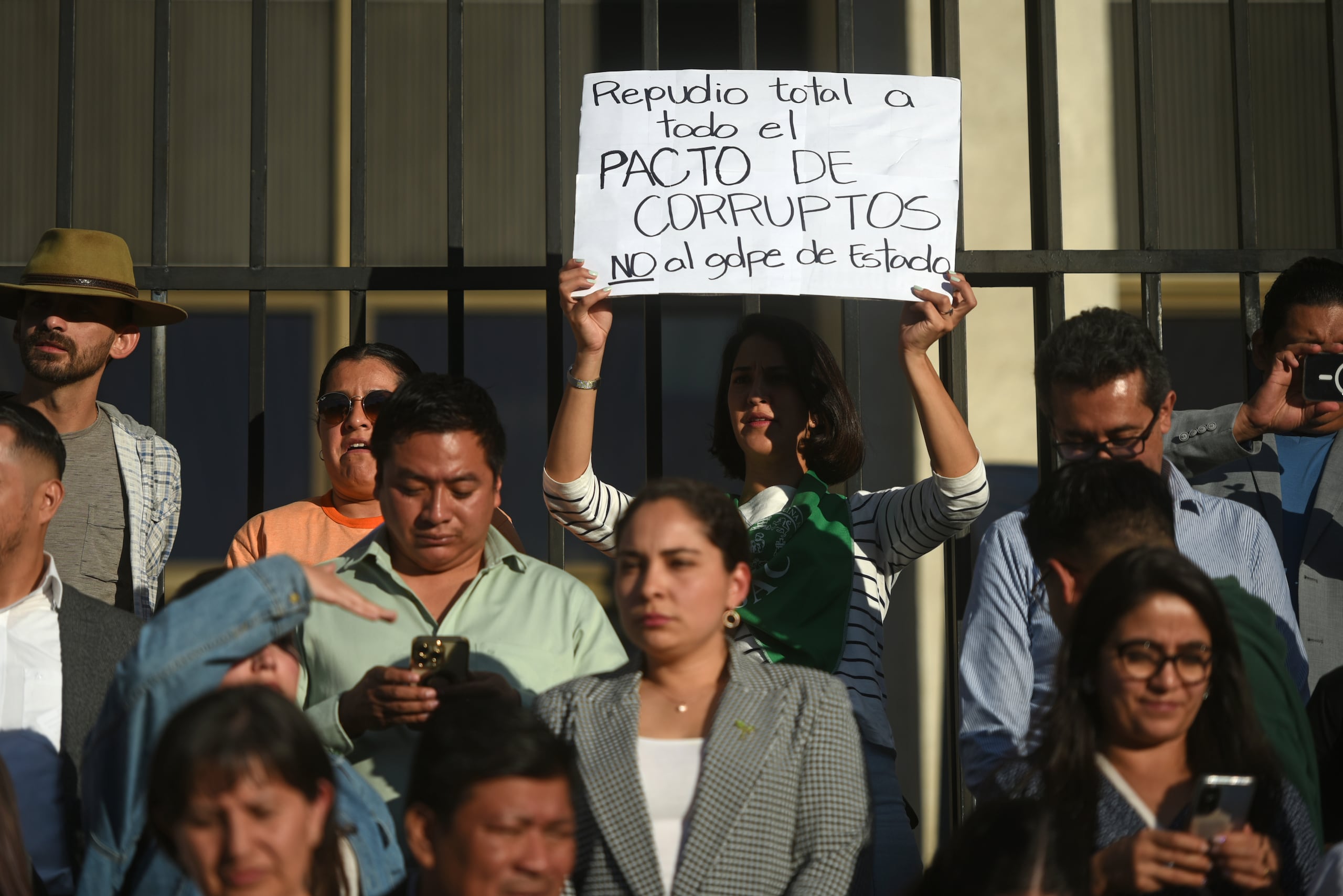 Los partidarios del Movimiento Semilla aseguraron que el gobierno actual busca por todos los medios impedir que Arevalo asuma la presidencia en enero.