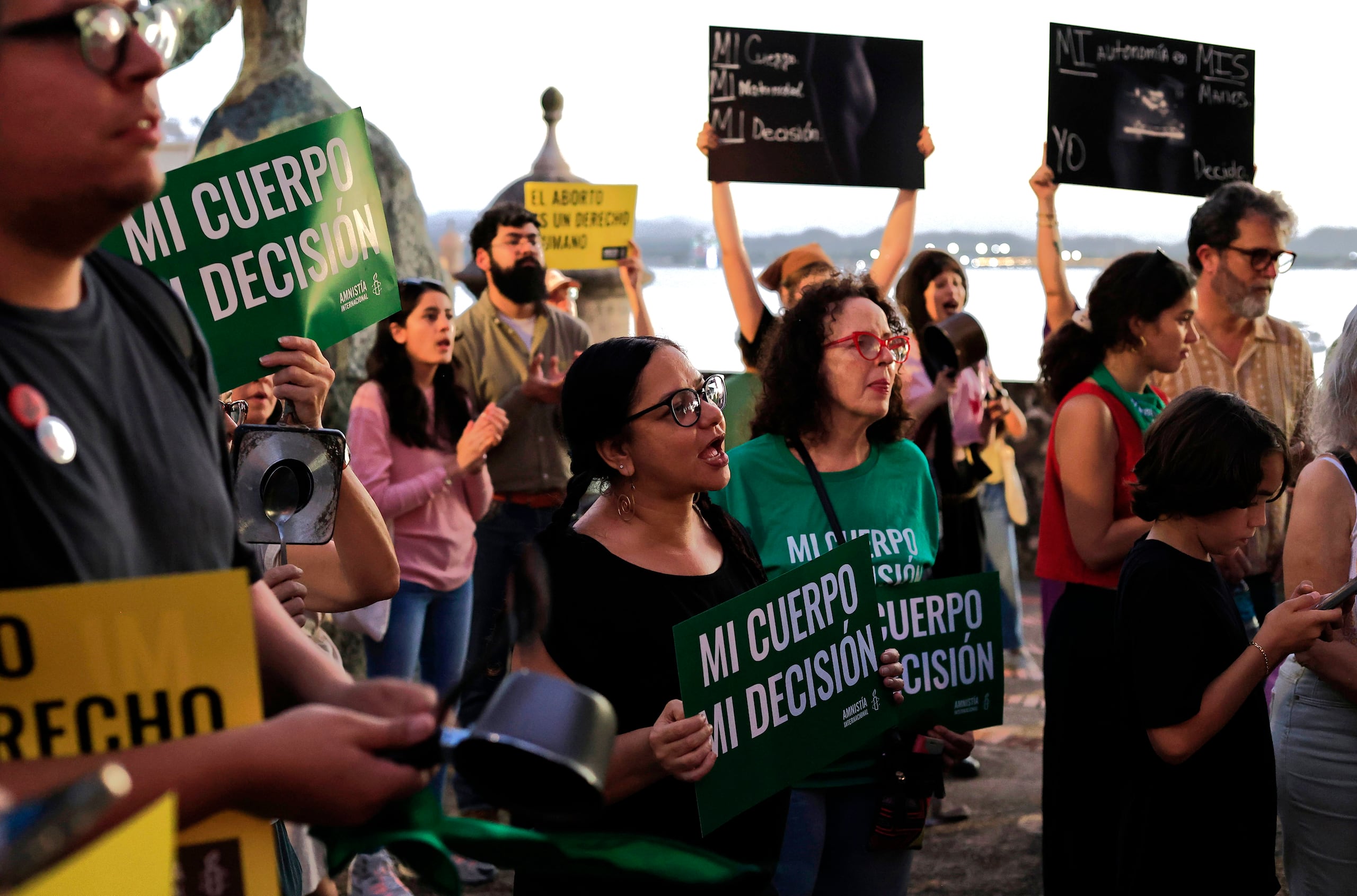 Personas sostienen pancartas durante una manifestación a favor del aborto el 22 de diciembre en la plaza La Rogativa ubicada frente a la sede del Gobierno en San Juan (EFE/Thais Llorca)