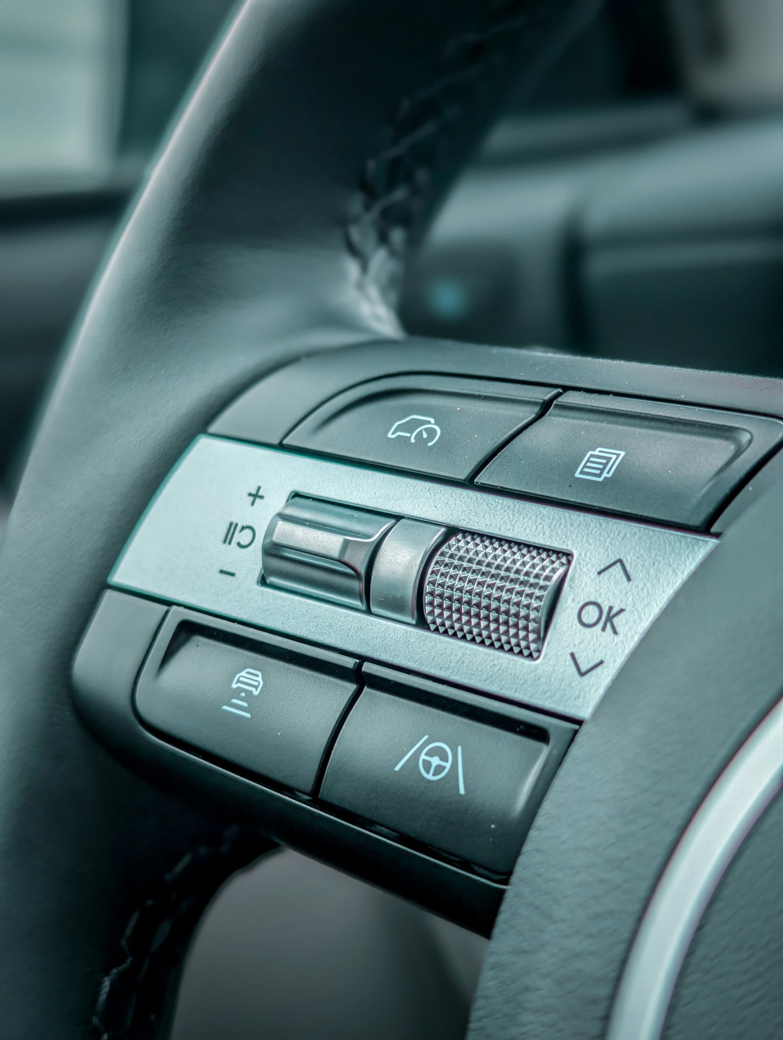Es ideal activarlo al conducir por periodos largos en autopistas o carreteras con curvas abiertas y poco tráfico.