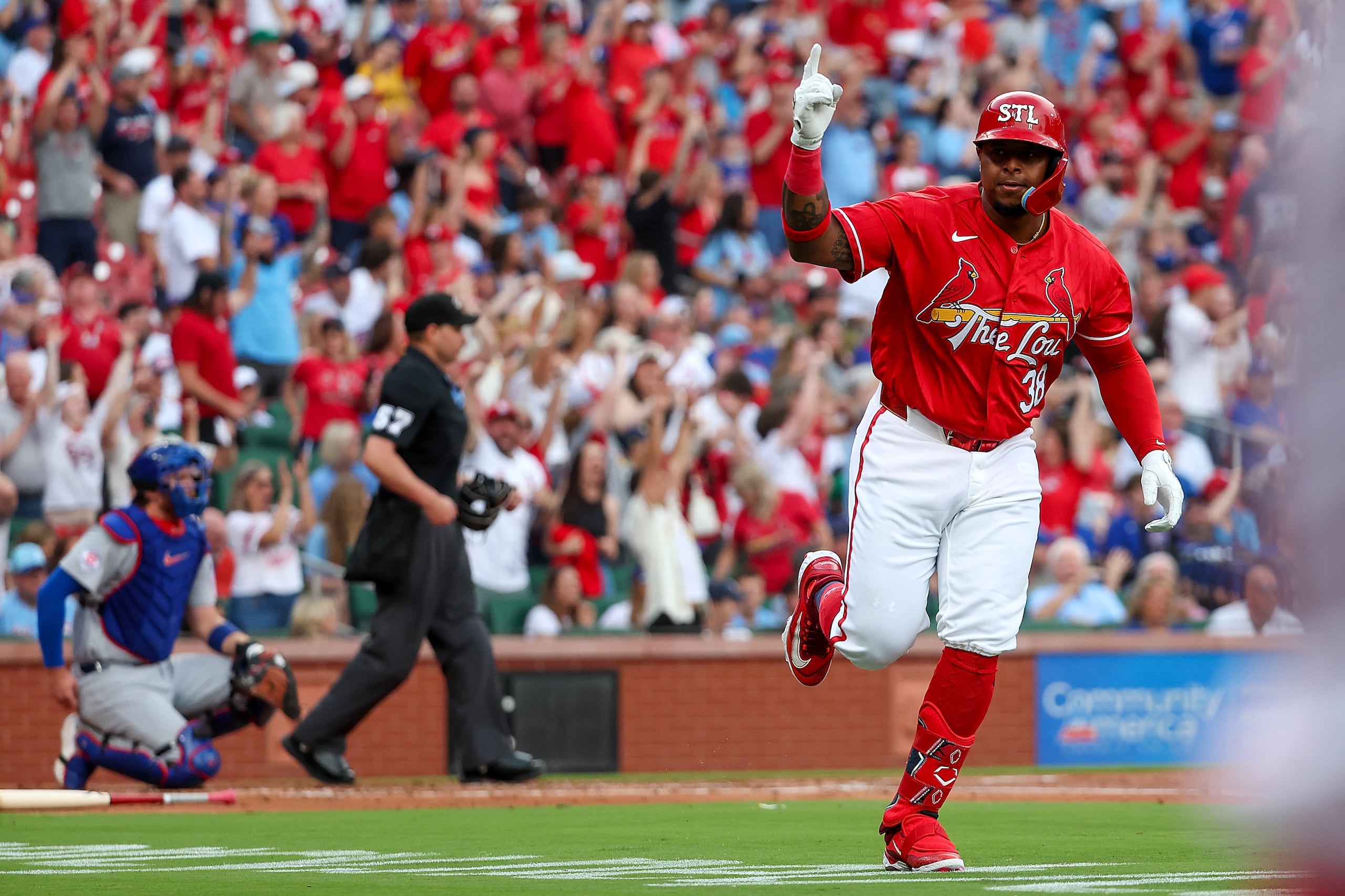 Nelson Velázquez, de los Cardinals de San Luis, corre las bases luego de conectar un jonrón de tres carreras ante los Cubs de Chicago.