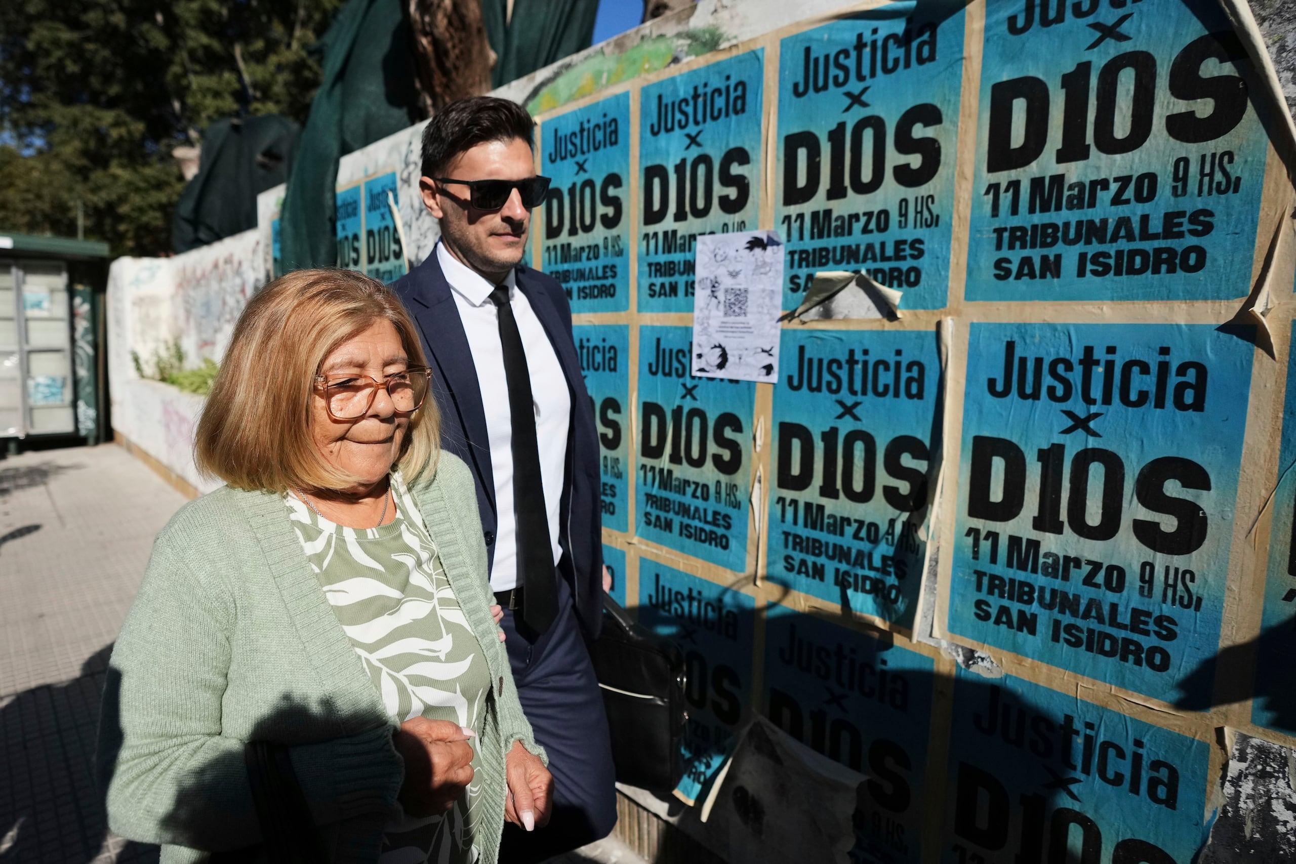 Rita Maradona, la hermana del extinto Diego Maradona, se presenta al tribunal para testificar en el juicio al personal médico que atendió a su hermano, el jueves 3 de abril de 2025, en Buenos Aires. (AP Foto/Rodrigo Abd)