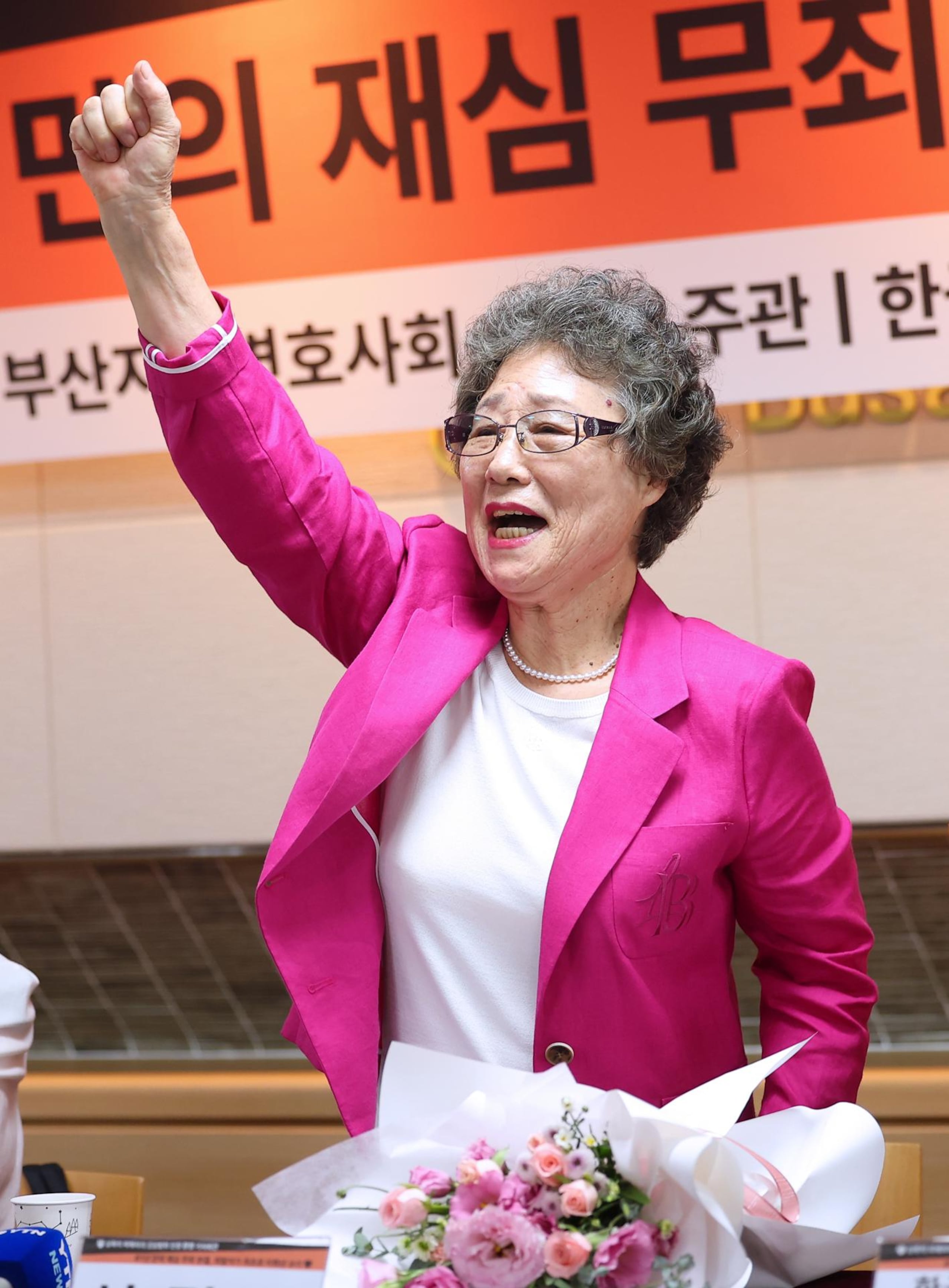 Choi Mal-ja celebra en un tribunal de distrito en Busan, Corea del Sur, el 10 de septiembre de 2025, después de que el tribunal la absolviera de los cargos en un histórico nuevo juicio, reconociendo su acción como defensa propia.