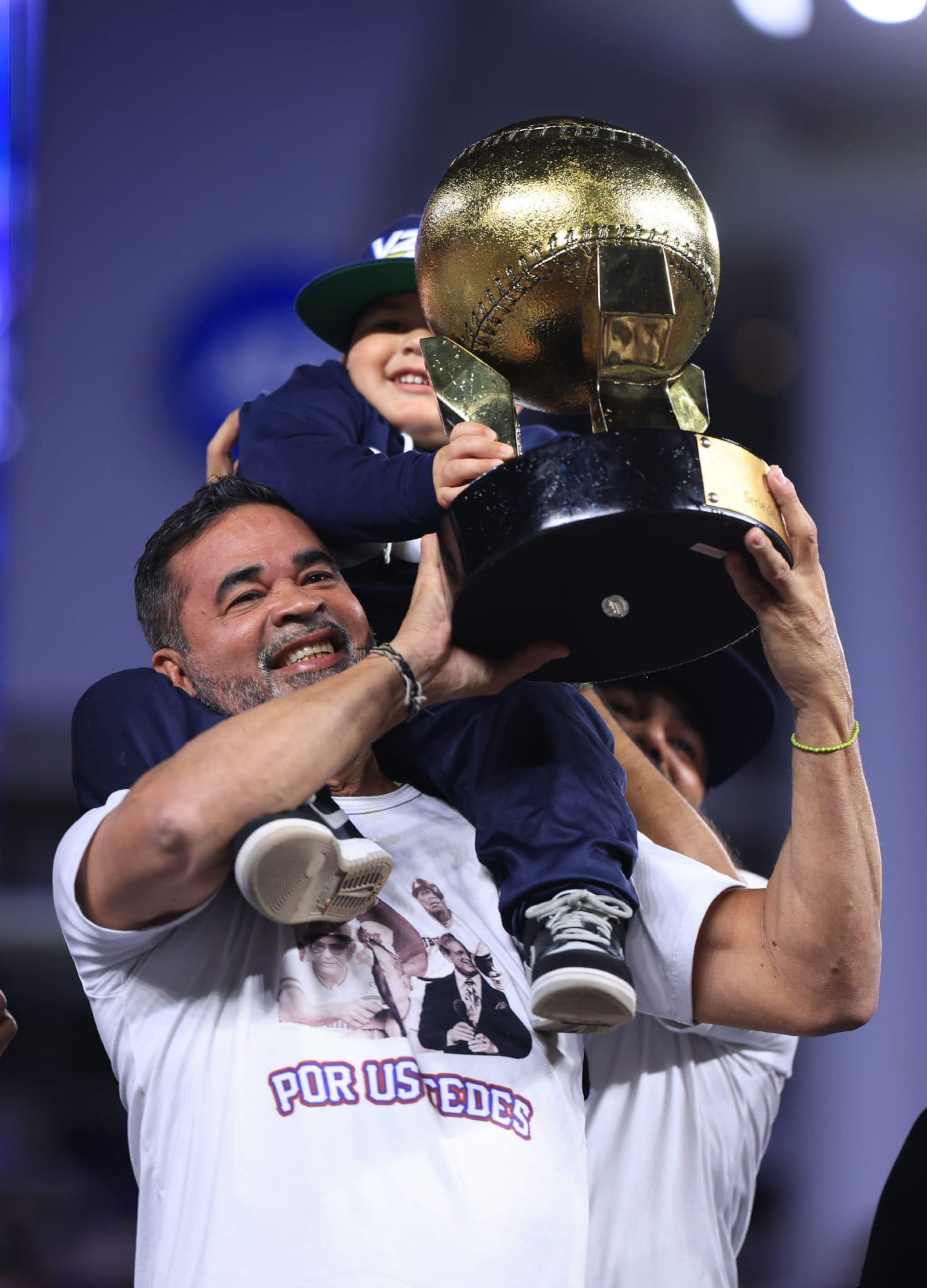 Oswaldo "Ozzie" Guillén alza el campeonato de la Serie del Caribe con su nieto, quien es apodado cariñosamente "Oso", en sus hombros.