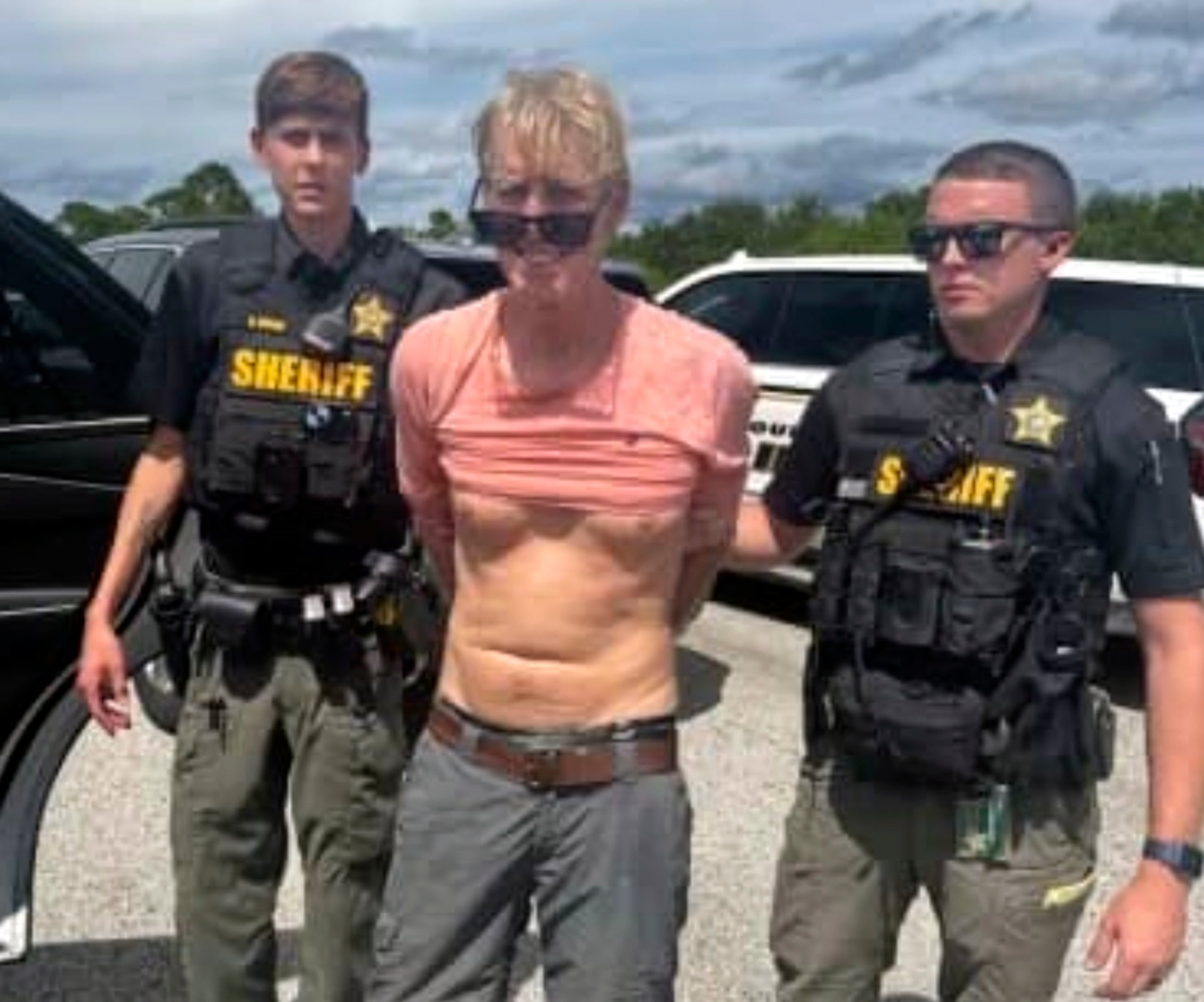 Imagen de la oficina del sheriff del Condado de Martin, en Florida, muestra a oficiales de ley y orden al momento de arrestar a Ryan Routh, sospechoso de tratar de asesinar al expresidente Donald Trump.