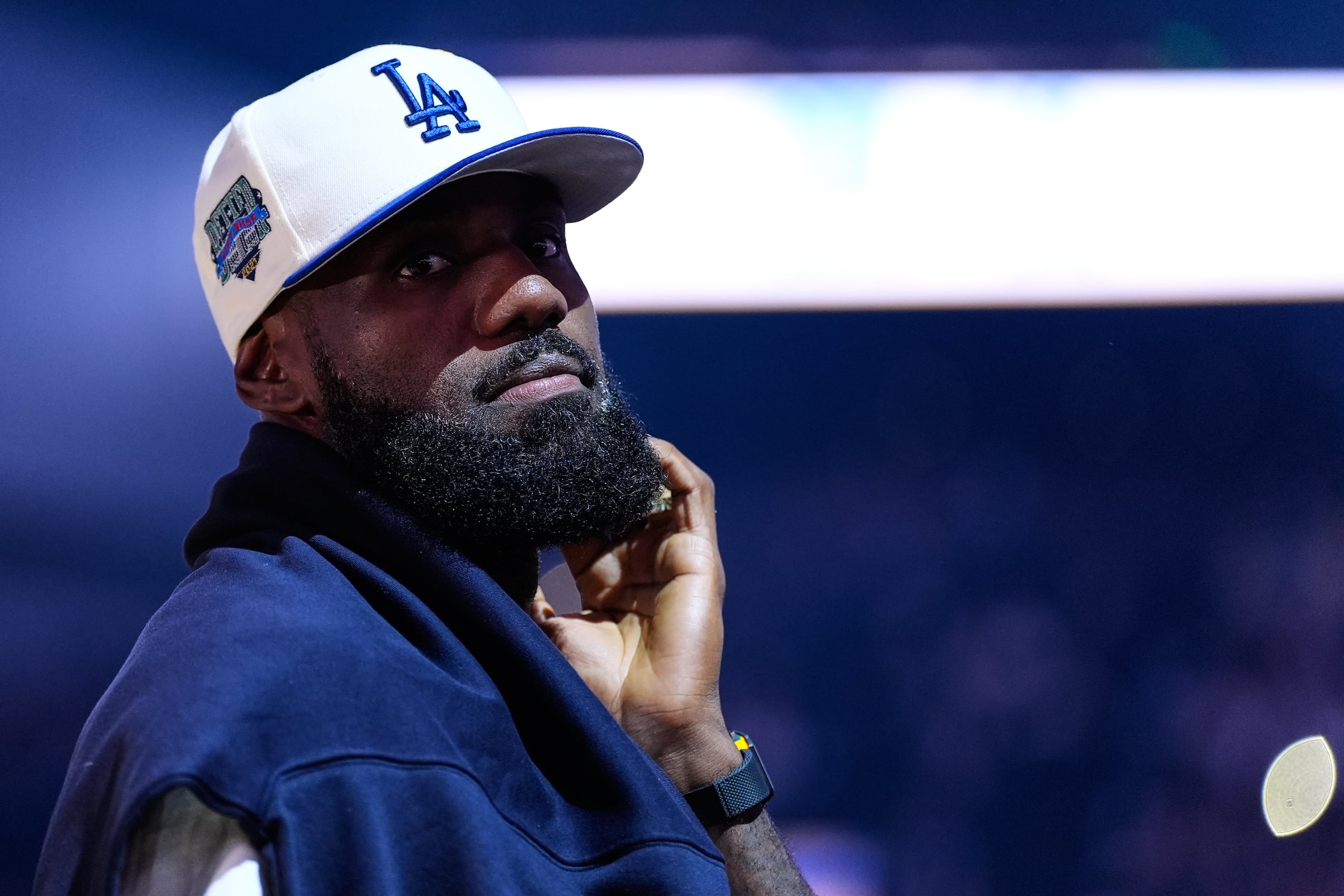 LeBron James, de los Lakers de Los Ángeles, se para en la cancha antes de un juego de pretemporada de baloncesto de la NBA contra los Guerreros del Estado Dorado el domingo 5 de octubre de 2025, en San Francisco. (AP Photo/Godofredo A. Vásquez)