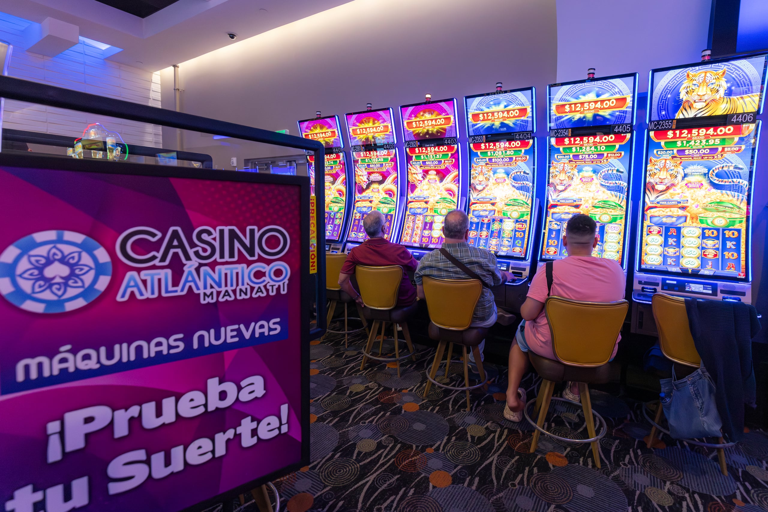 El casino renueva constantemente sus máquinas y los juegos para ofrecer opciones modernas y variadas a los visitantes.
