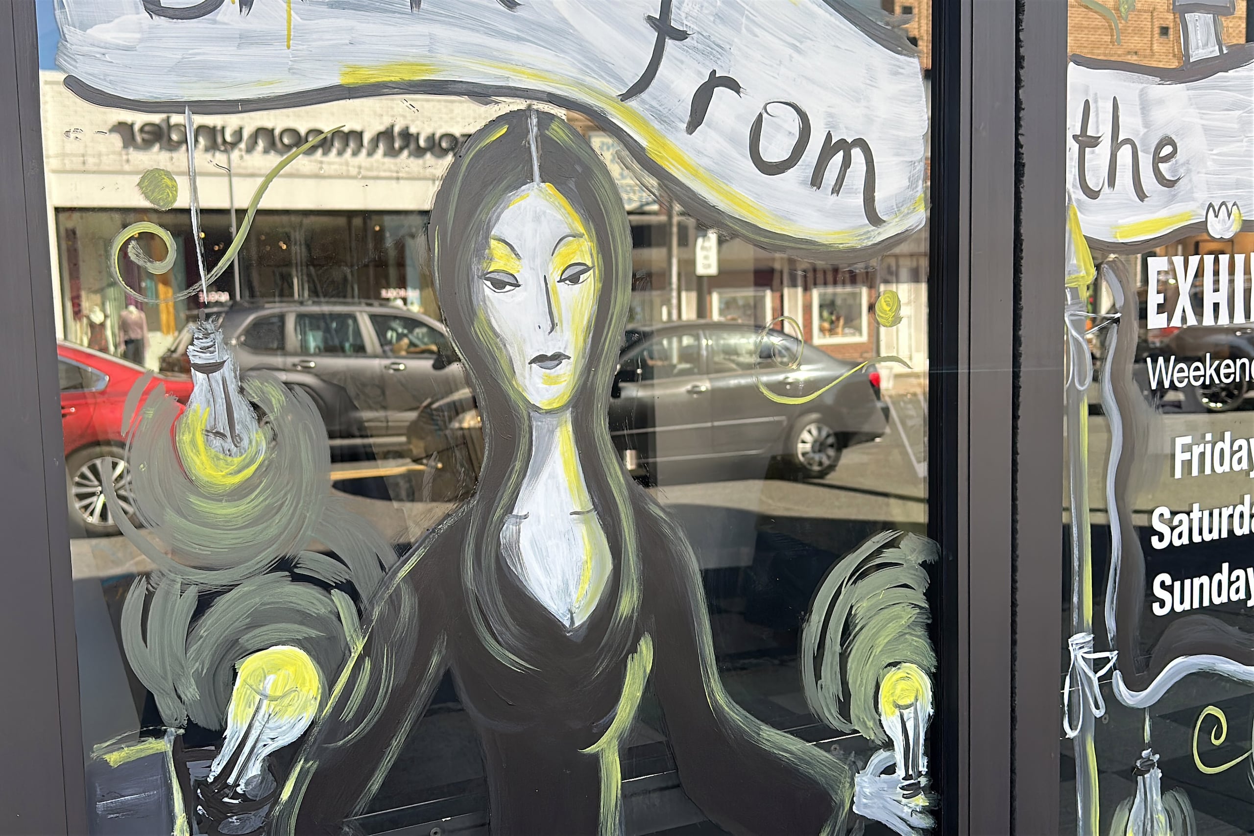 Pinturas de personajes de la familia Addams decoran escaparates como parte de la iniciativa "Wicked Windows of Westfield" del festival AddamsFest, en Westfield, Nueva Jersey.