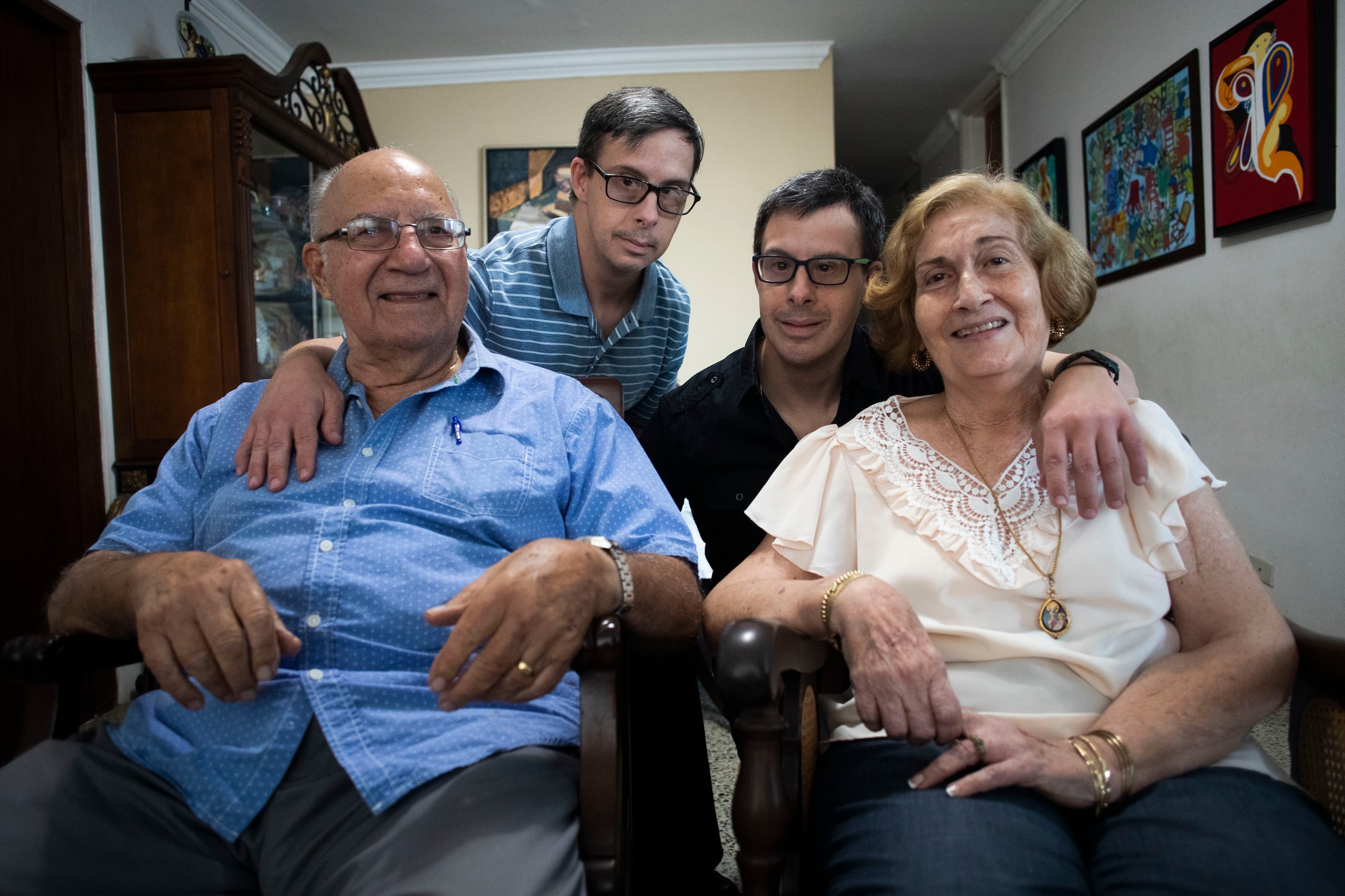 Fueron sus padres Luis Roberto Capllonch Viera y Elba Luisa Maldonado Negrón, quienes procuraron darles todas las herramientas a su alcance para que los gemelos fueran autosuficientes… ¡y lo lograron!