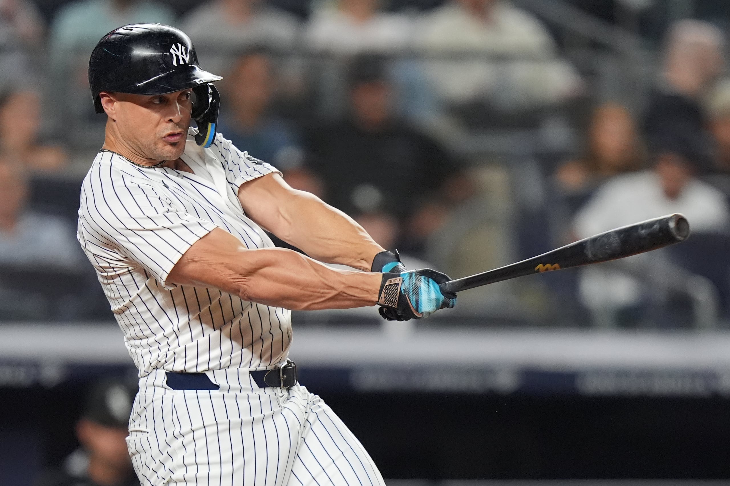 Giancarlo Stanton, de los Yankees de Nueva York, conecta un doble de tres carreras en el juego del jueves 25 de septiembre de 2025, ante los White Sox de Chicago (AP Foto/Frank Franklin II)