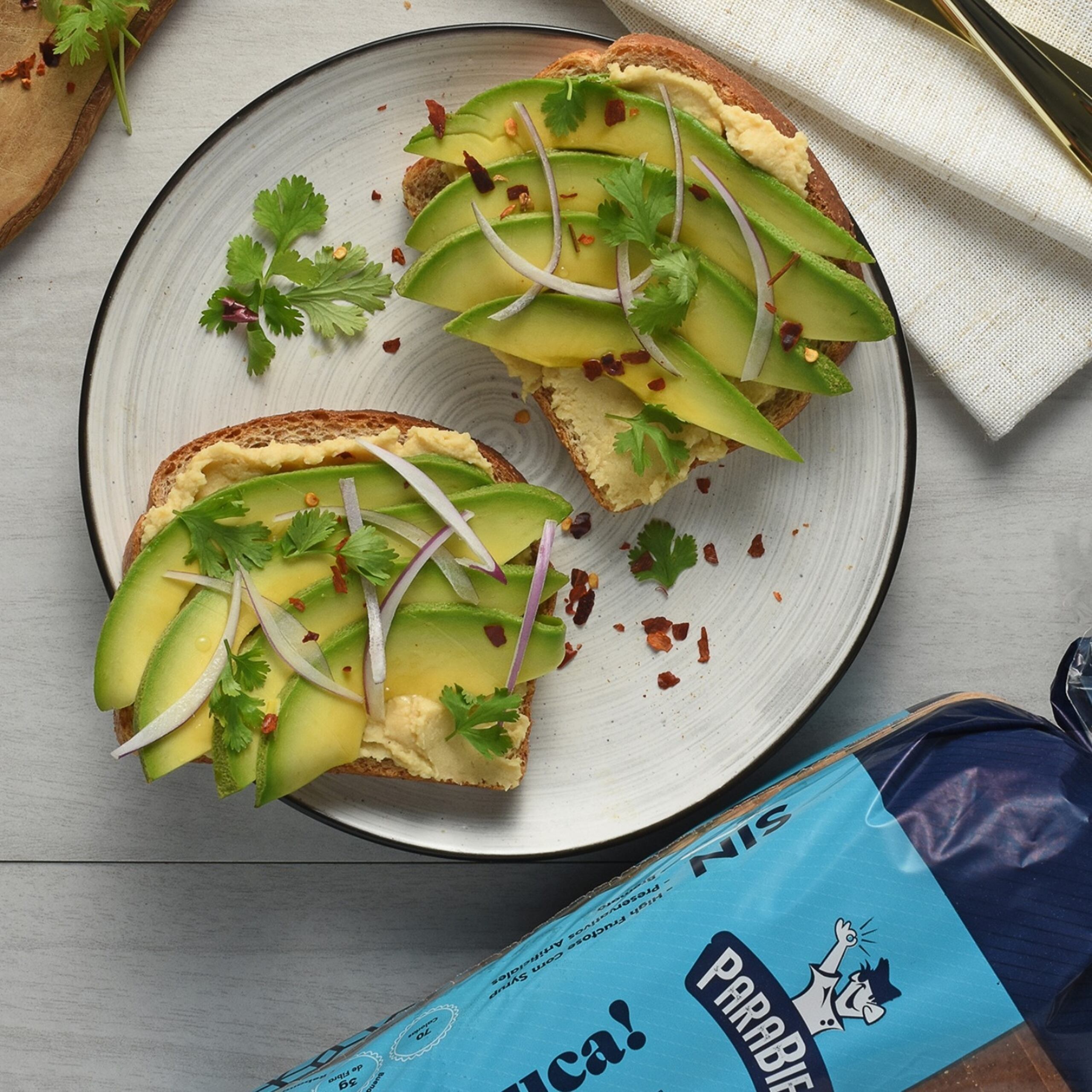 Como con otros panes de la línea ParaBien, ¡Sin Azúuuca! no tiene preservantes, bromato y tampoco high fructose corn syrup (HFCS).