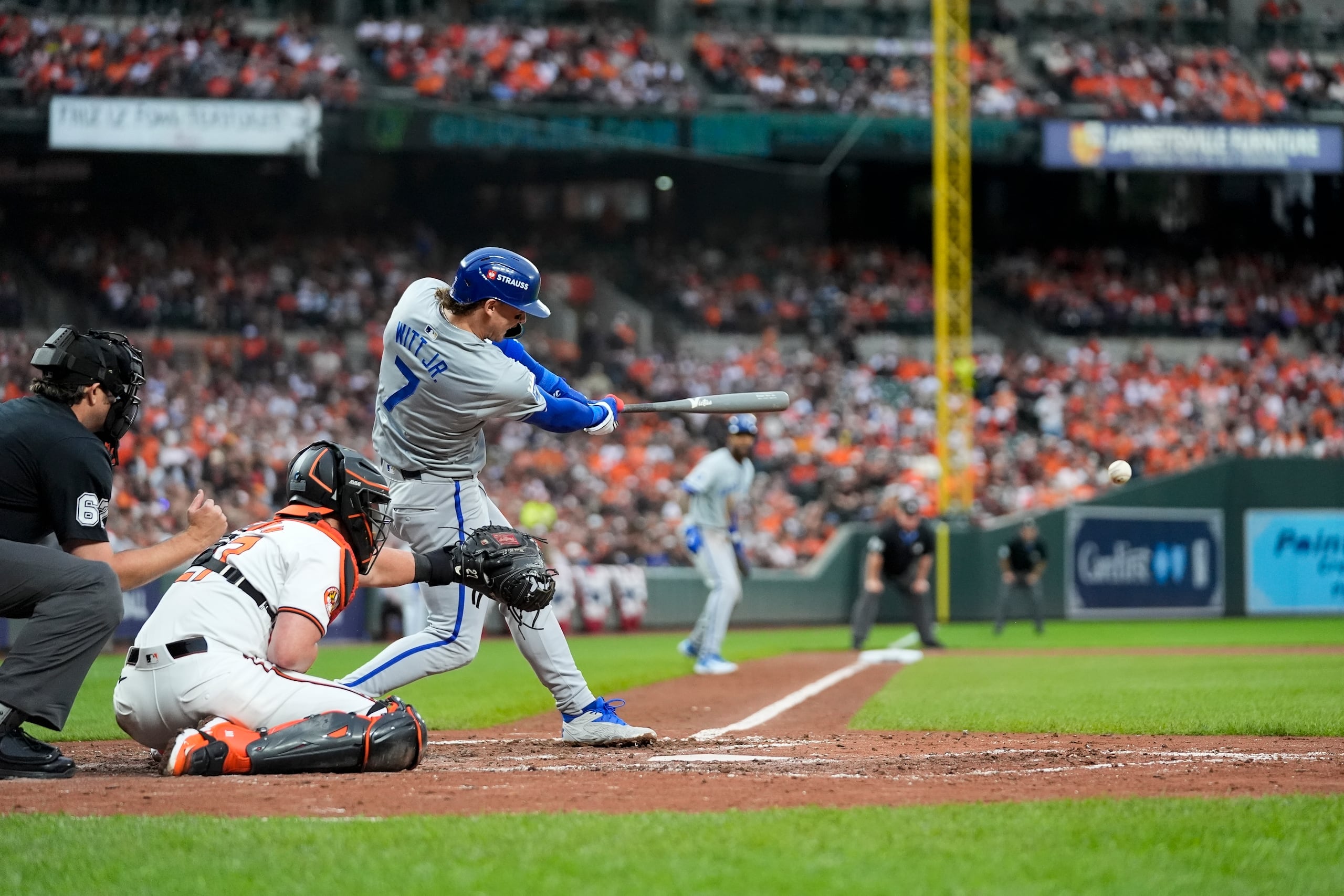 Bobby Witt Jr., de los Royals de Kansas City, pega un sencillo productor en el primer juego de la serie de comodines ante los Orioles de Baltimore.
