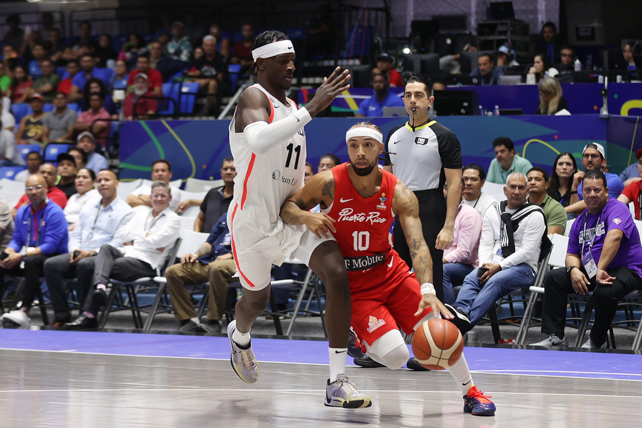 Leonard Miller de Canadá disputa el balón con José Alvarado de Puerto Rico el lunes, en un partido de la FIBA AmeriCup 2025 en Nicaragua.