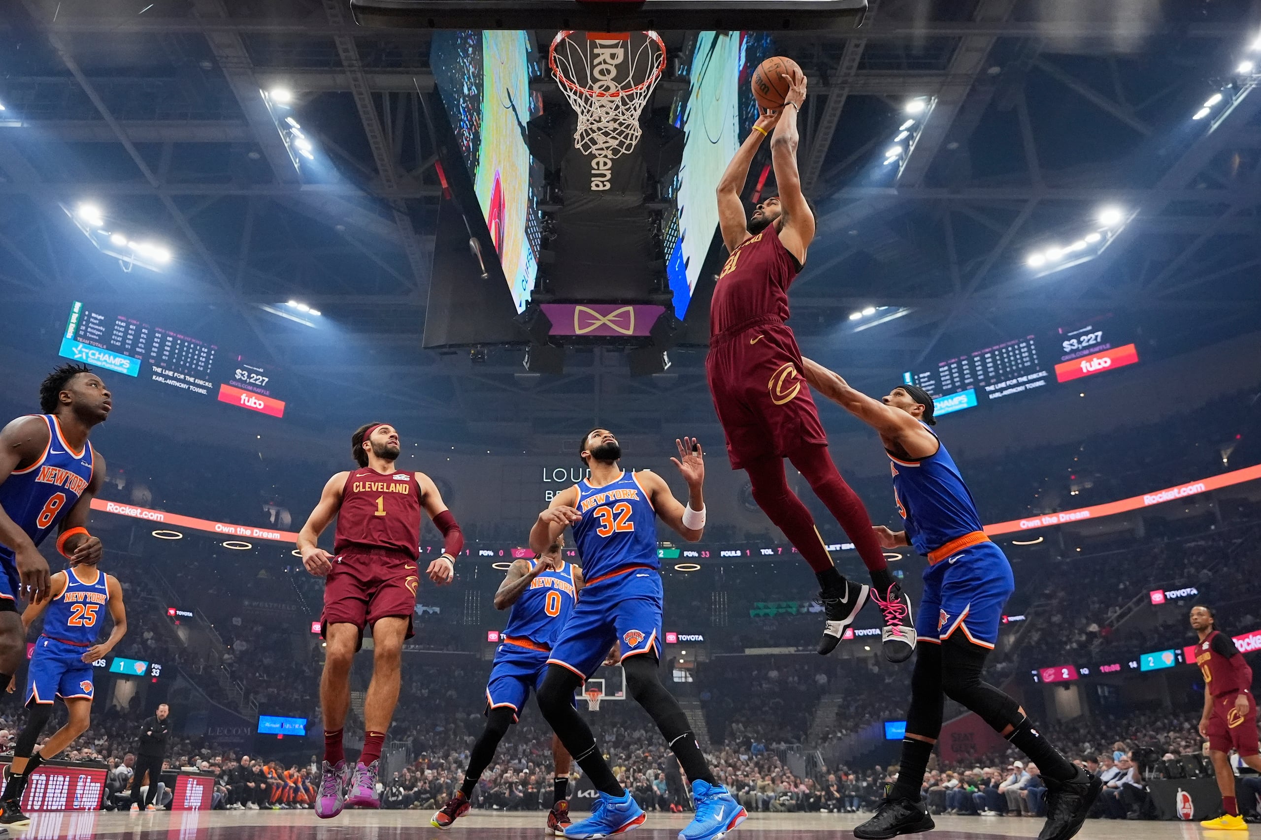 Jarrett Allen (31), de los Cavaliers de Cleveland, se alza para clavar el balón en la canasta frente a Karl-Anthony Towns (32), de los Knicks de Nueva York, en la primera mitad del juego de baloncesto de la NBA anoche.
