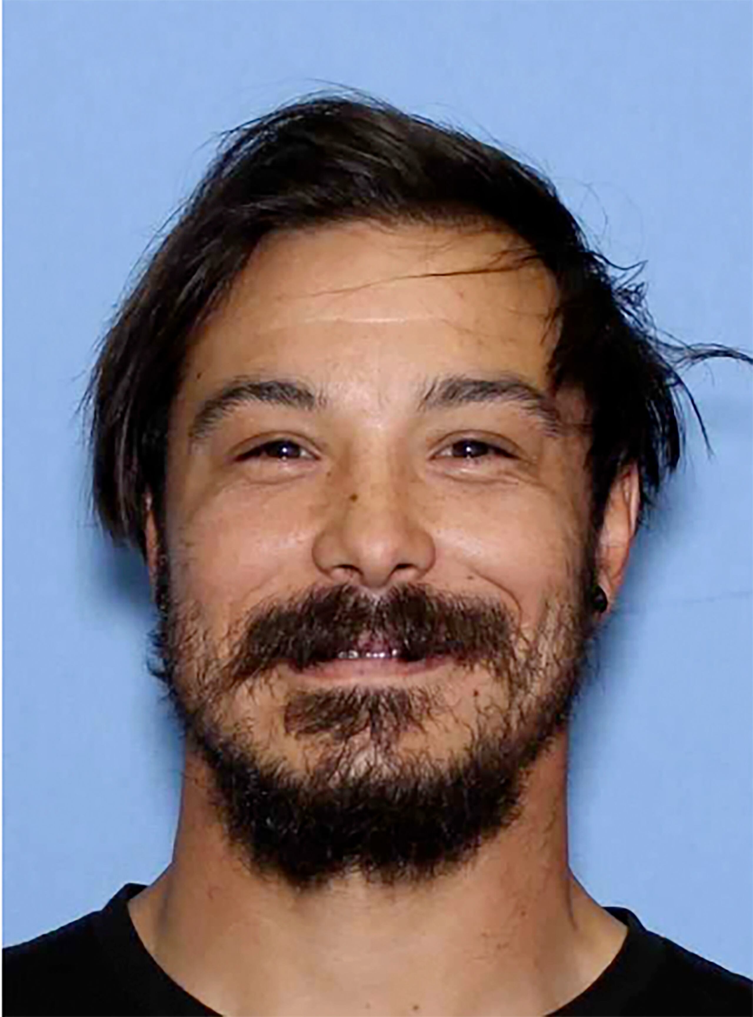 Las autoridades intentan dar con el paradero del padre de las niñas, Travis Decker, descrito como un veterano entrenado y peligroso.