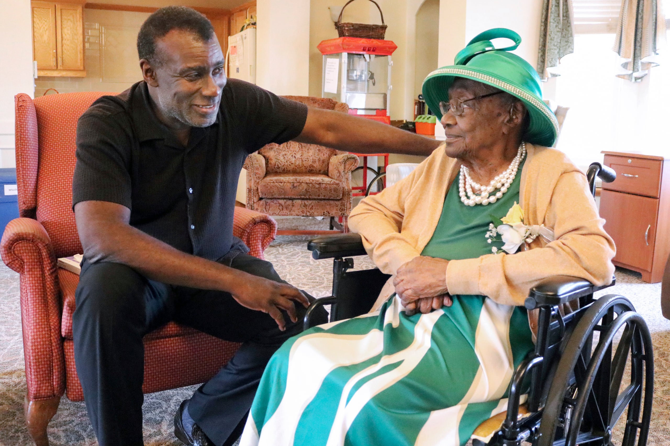 Dan Whitehead comparte con su abuela, Naomi Whitehead, en St. Paul's Senior Living Community in West Salem Township.