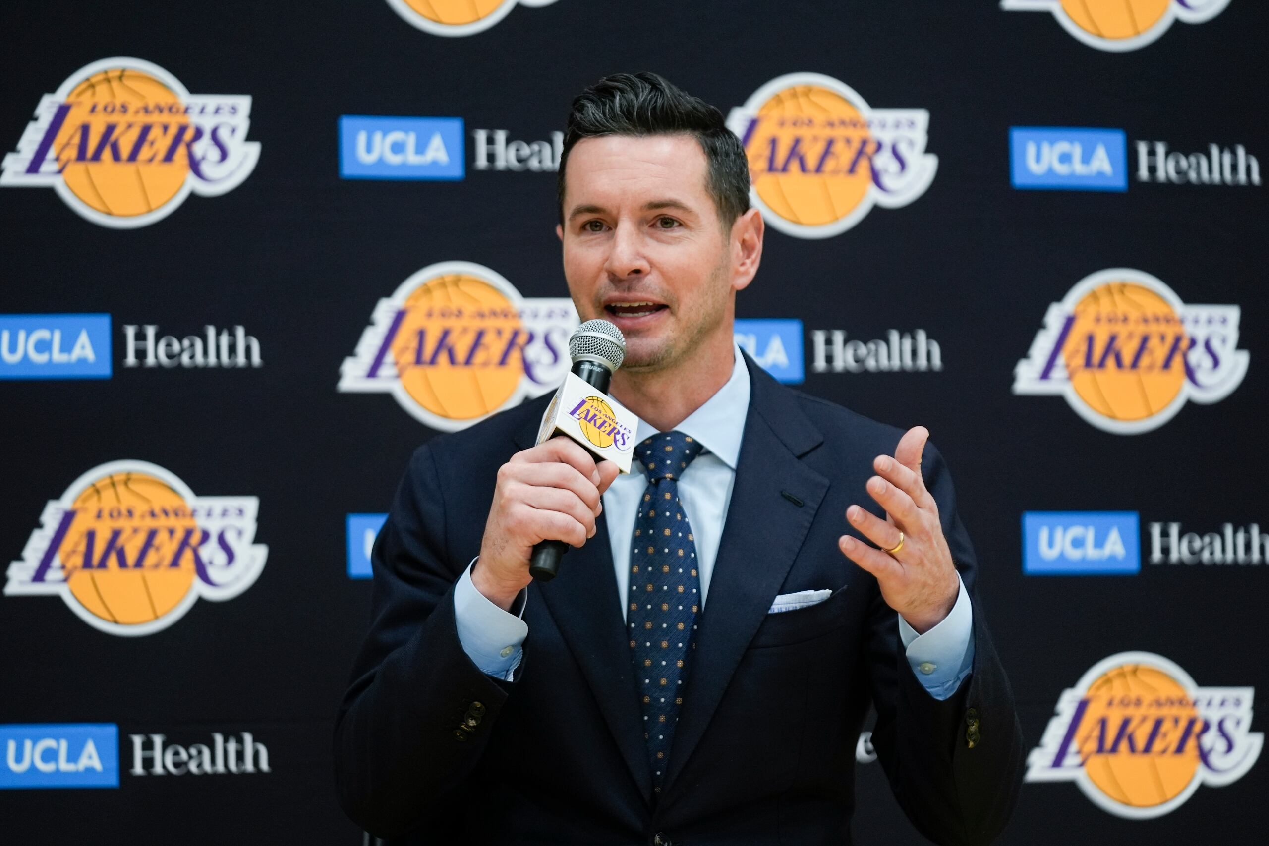 JJ Redick habla después de ser presentado como el nuevo entrenador en jefe de los Lakers de Los Ángeles, equipo de baloncesto de la NBA, en 2024.