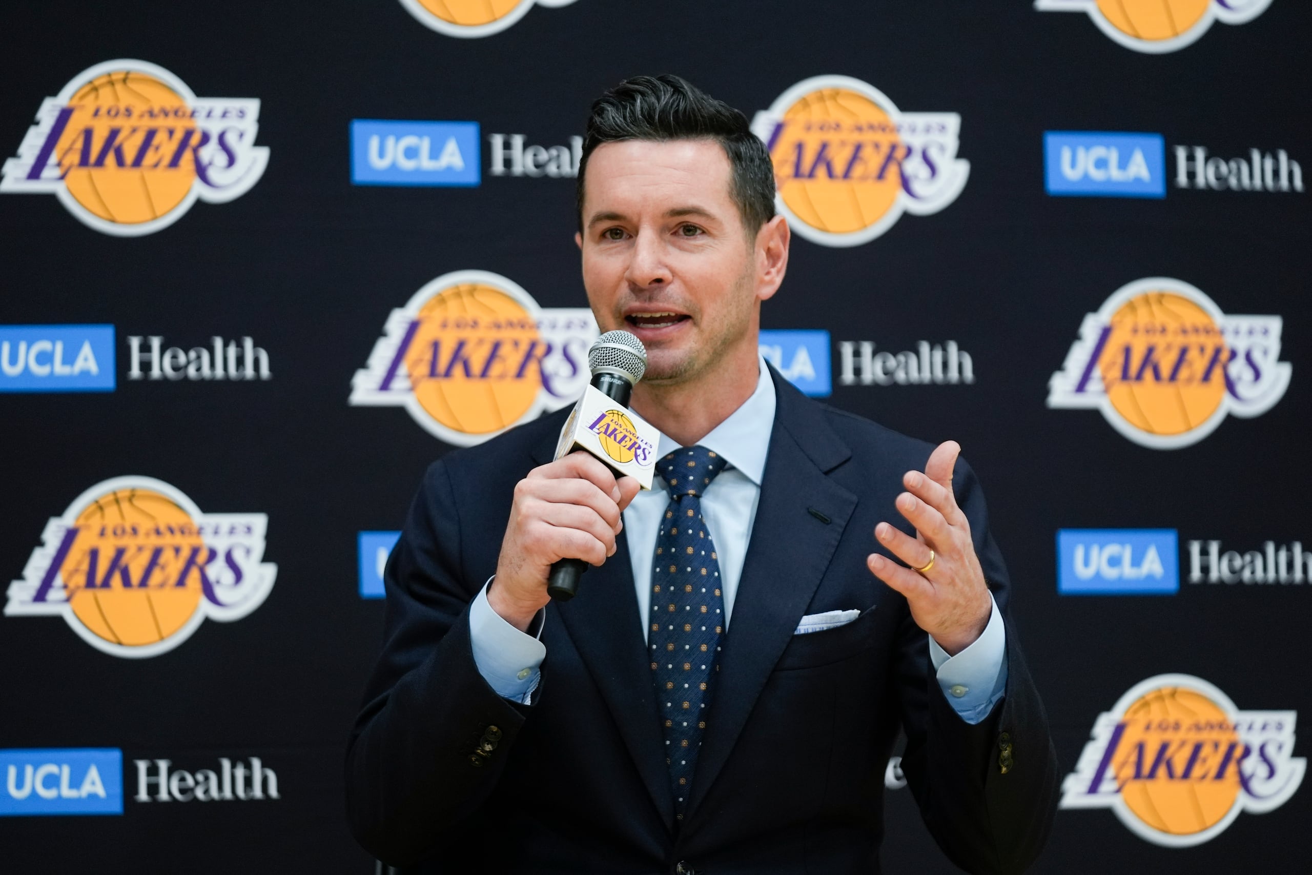 JJ Redick habla después de ser presentado como el nuevo entrenador en jefe de los Lakers de Los Ángeles, equipo de baloncesto de la NBA, el lunes 24 de junio de 2024, en El Segundo, California. (AP Foto/Damian Dovarganes)
