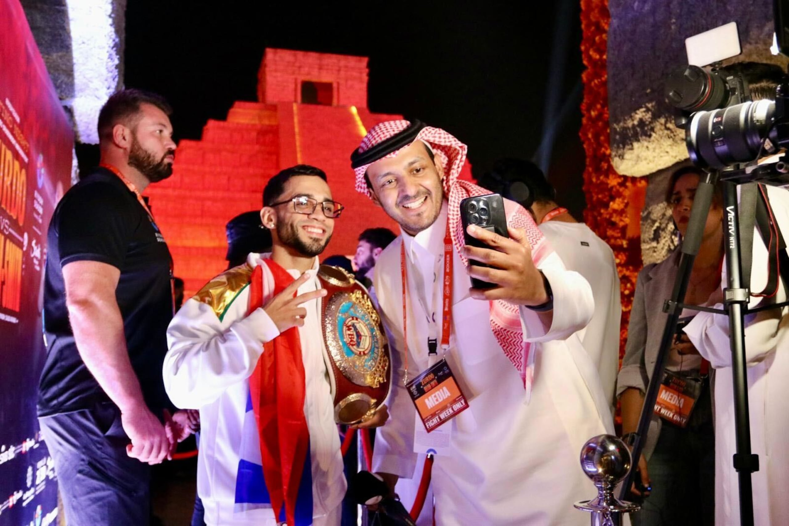 Oscar Collazo atende a los medios de Arabia Saudita rumbo a su pelea este sábado, 16 de noviembre, en la cartelera "Latino Night".