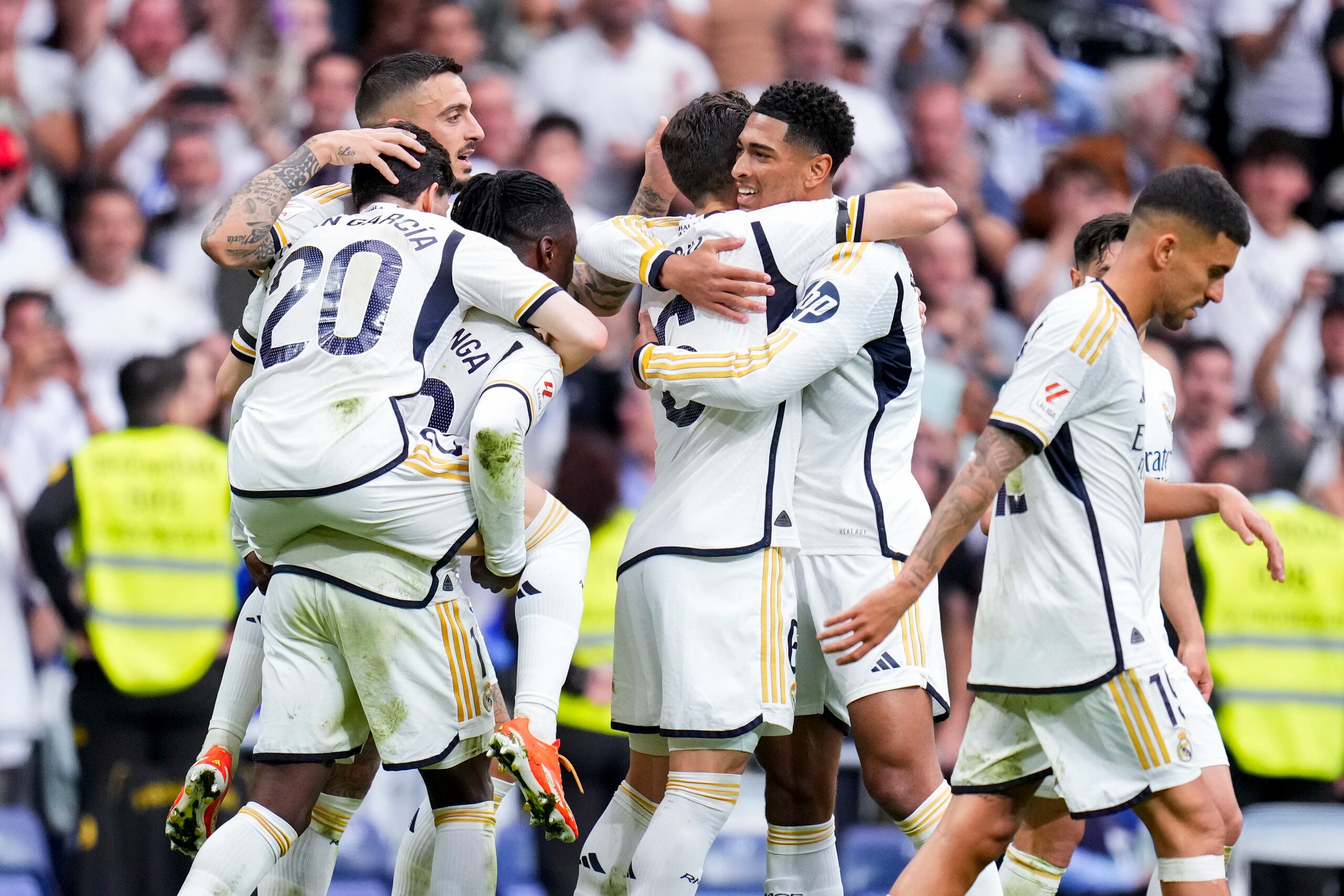 Jude Bellingham (center) celebra junto a sus compañeros tras marcar un gol frente al Cadiz.