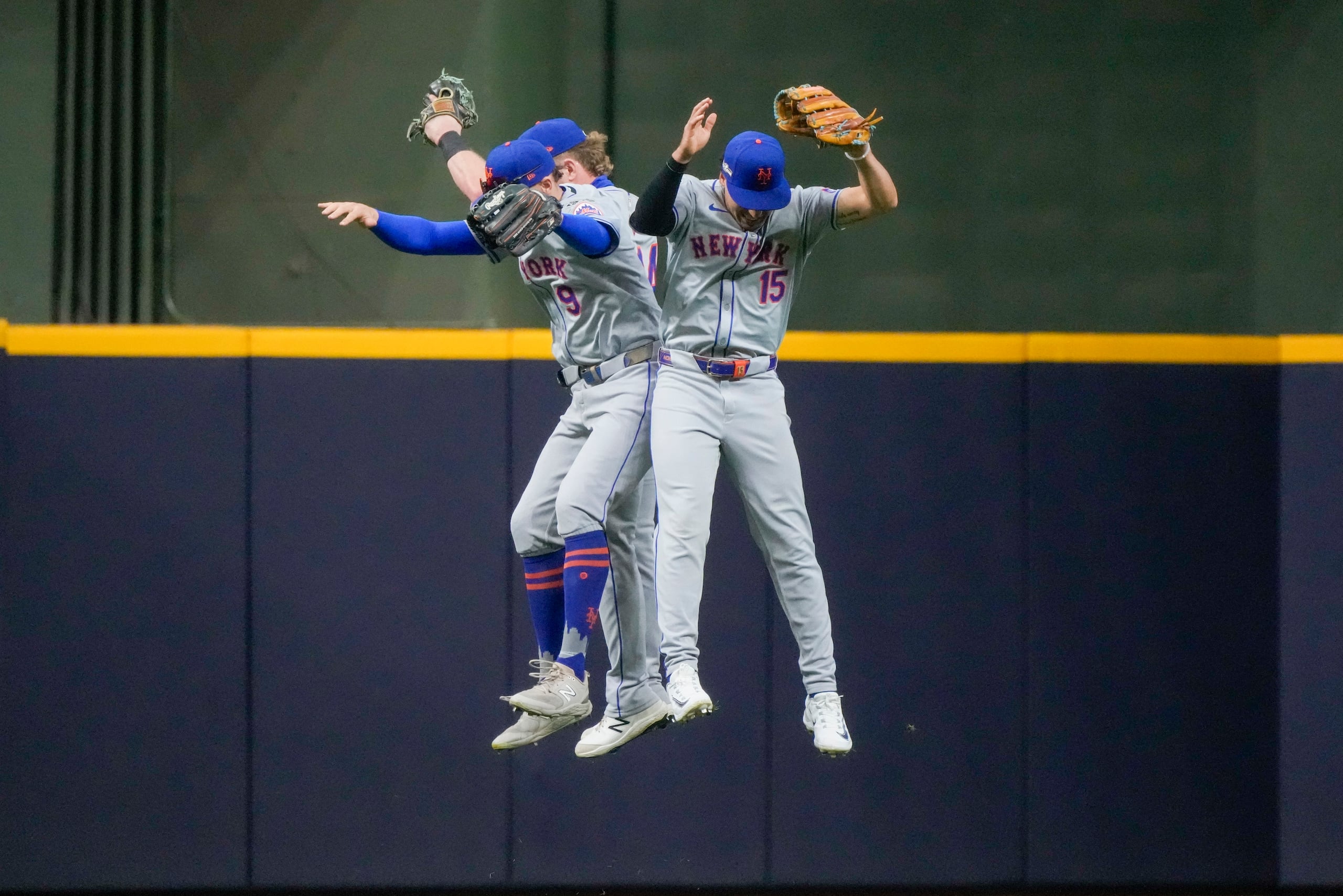 Brandon Nimmo, Harrison Bader y Tyrone Taylor, de los Mets de Nueva York, festejan la victoria sobre los Brewers de Milwaukee en el primer juego de la serie de comodines de la Liga Nacional.