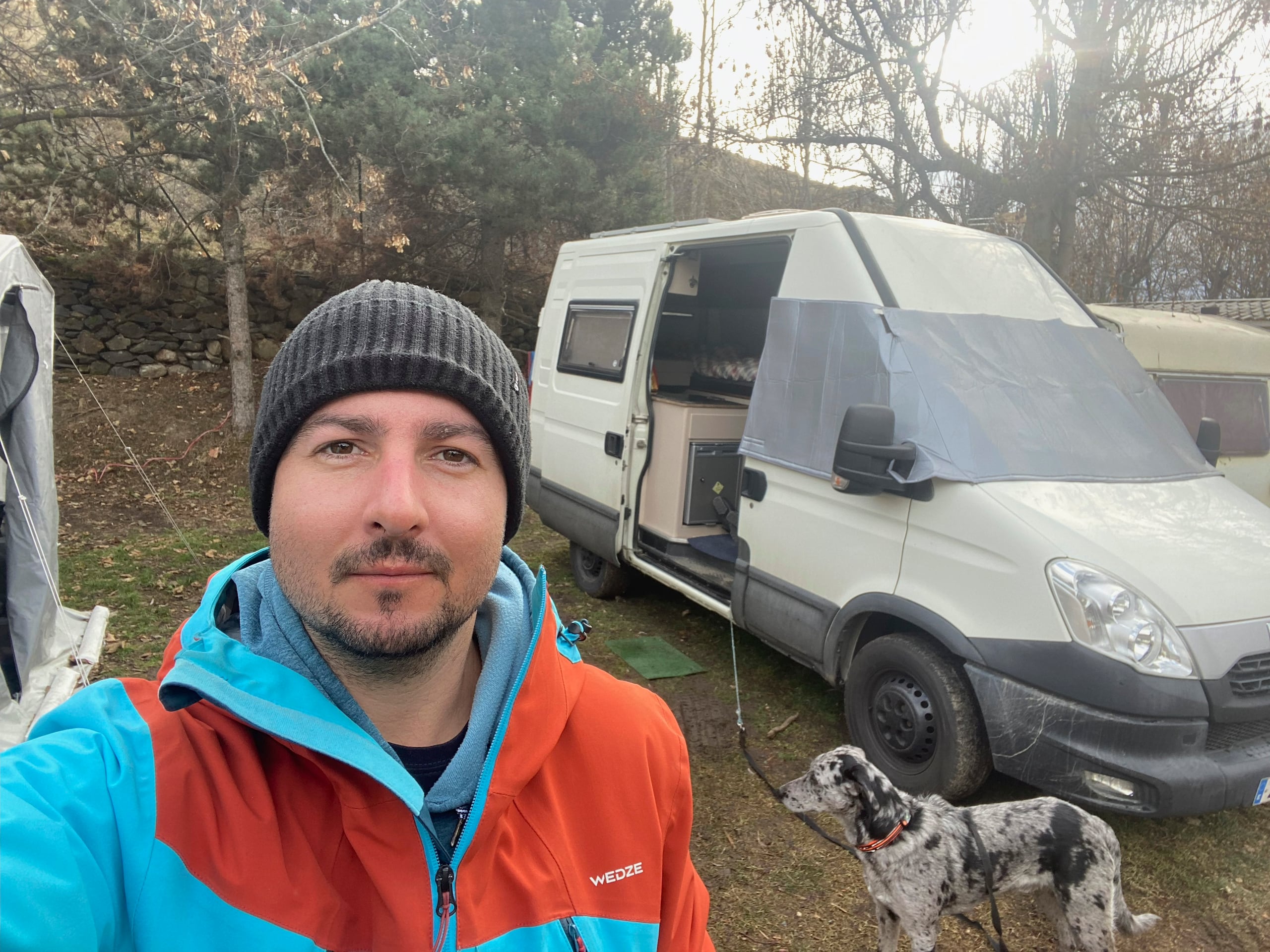 Óscar Fernández Quiles se toma una foto junto a la furgoneta en la que vive. Cataluña enfila el 2024 con un mercado de la vivienda cada vez más inaccesible para un número mayor de personas que optan por fórmulas de alojamiento hasta hace poco marginales EFE/ Óscar Fernández Quiles