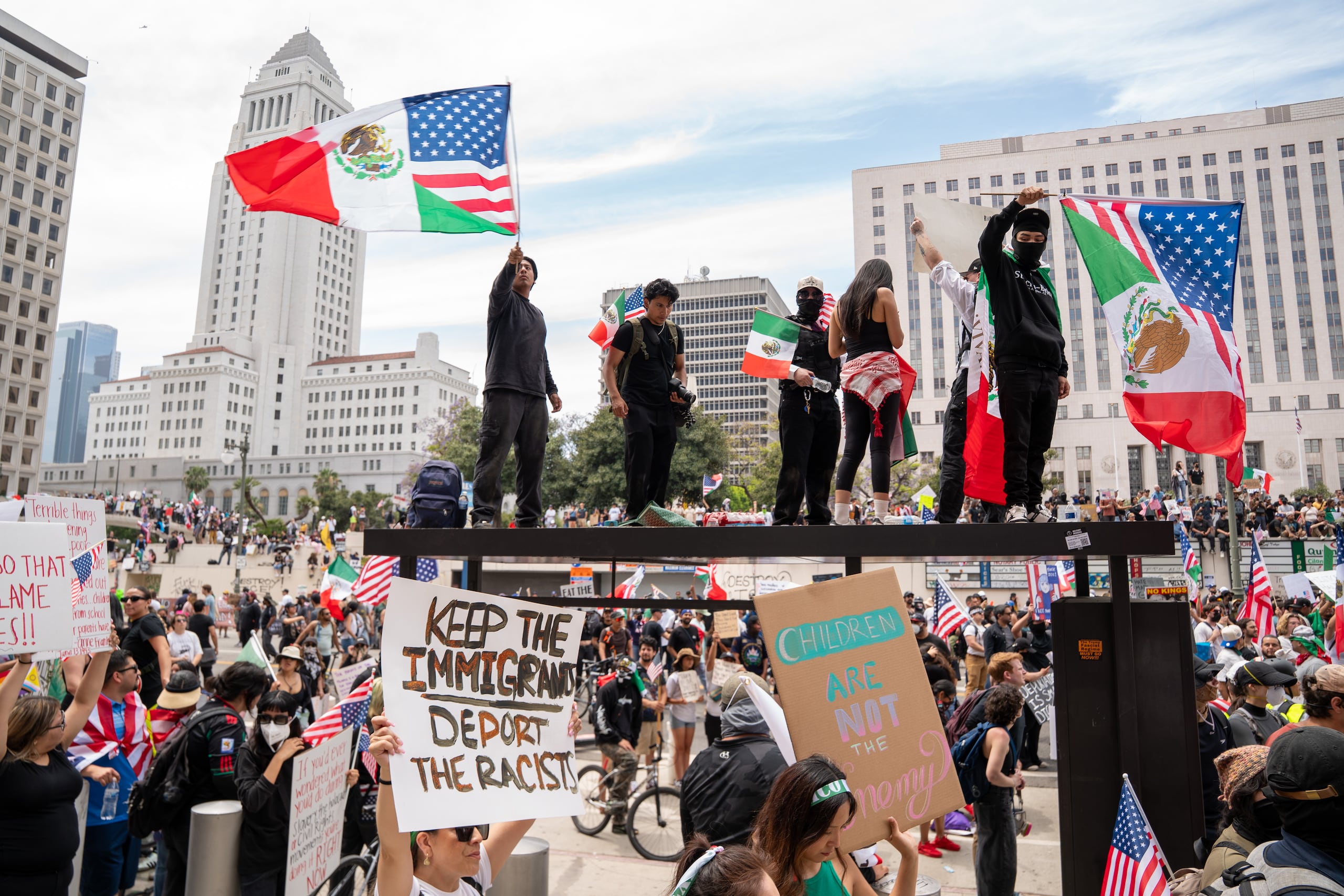 Con banderas mexicanas y estadounidenses, la multitud se congregó frente a las puertas del Ayuntamiento del centro de Los Ángeles para iniciar una marcha que recorrió las principales calles del centro de la metrópolis californiana.