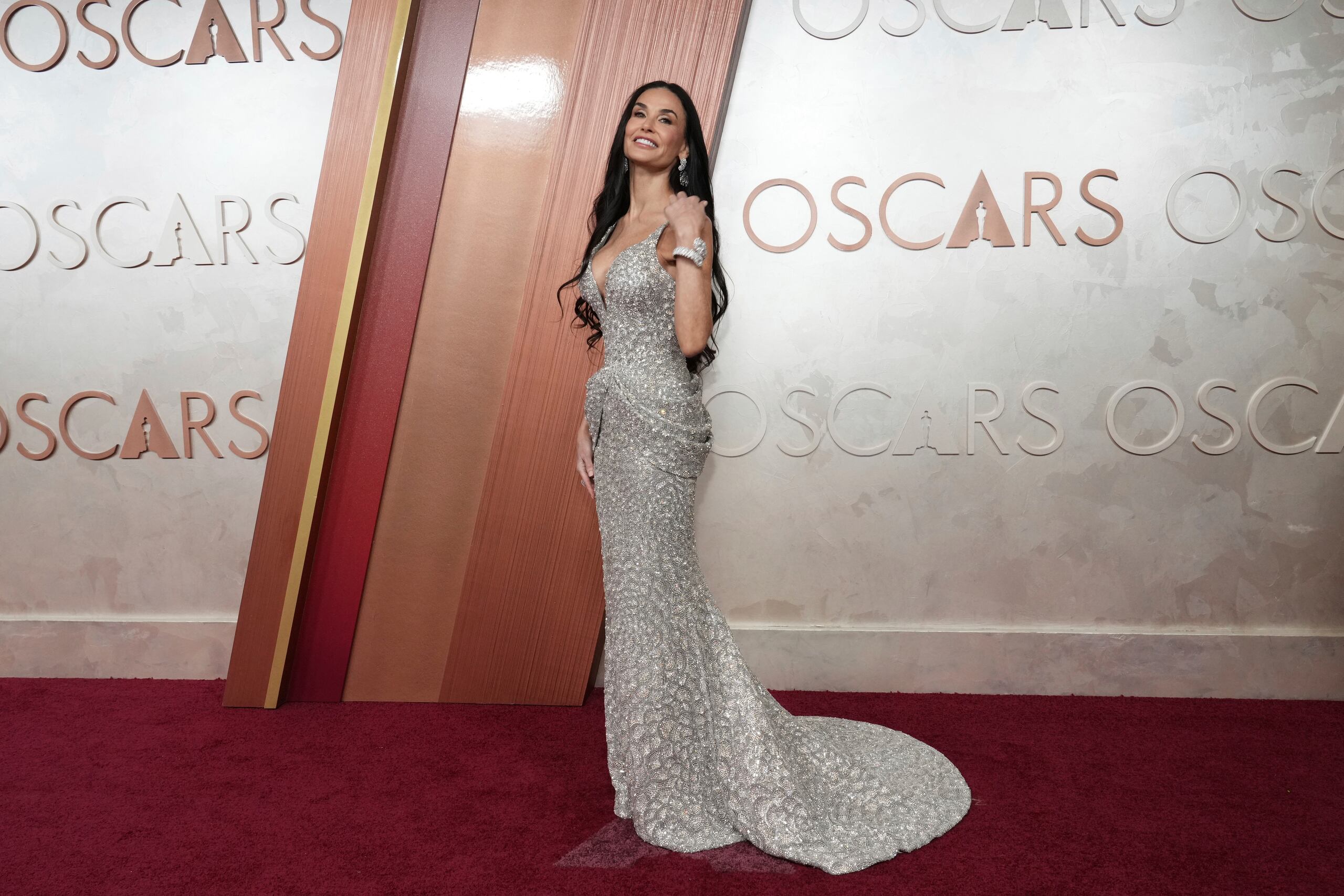 Demi Moore llega a los Oscar el domingo 2 de marzo de 2025, en el Teatro Dolby, en Los Ángeles. (Foto de Jordan Strauss/Invision/AP)