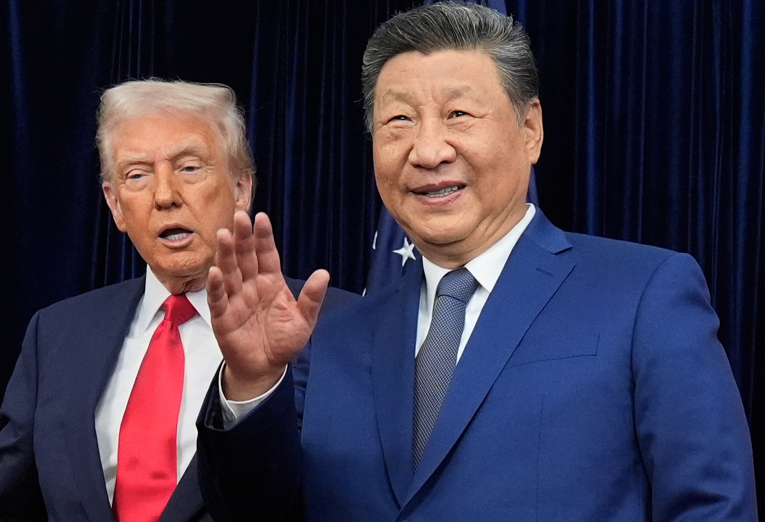 ARCHIVO: El presidente chino, Xi Jinping, a la derecha, saluda junto al presidente de EEUU, Donald Trump, antes de una reunión, en el Aeropuerto Internacional de Gimhae, en Busan, Corea del Sur, el jueves 30 de octubre de 2025. (AP Foto/Mark Schiefelbein/Archivo)