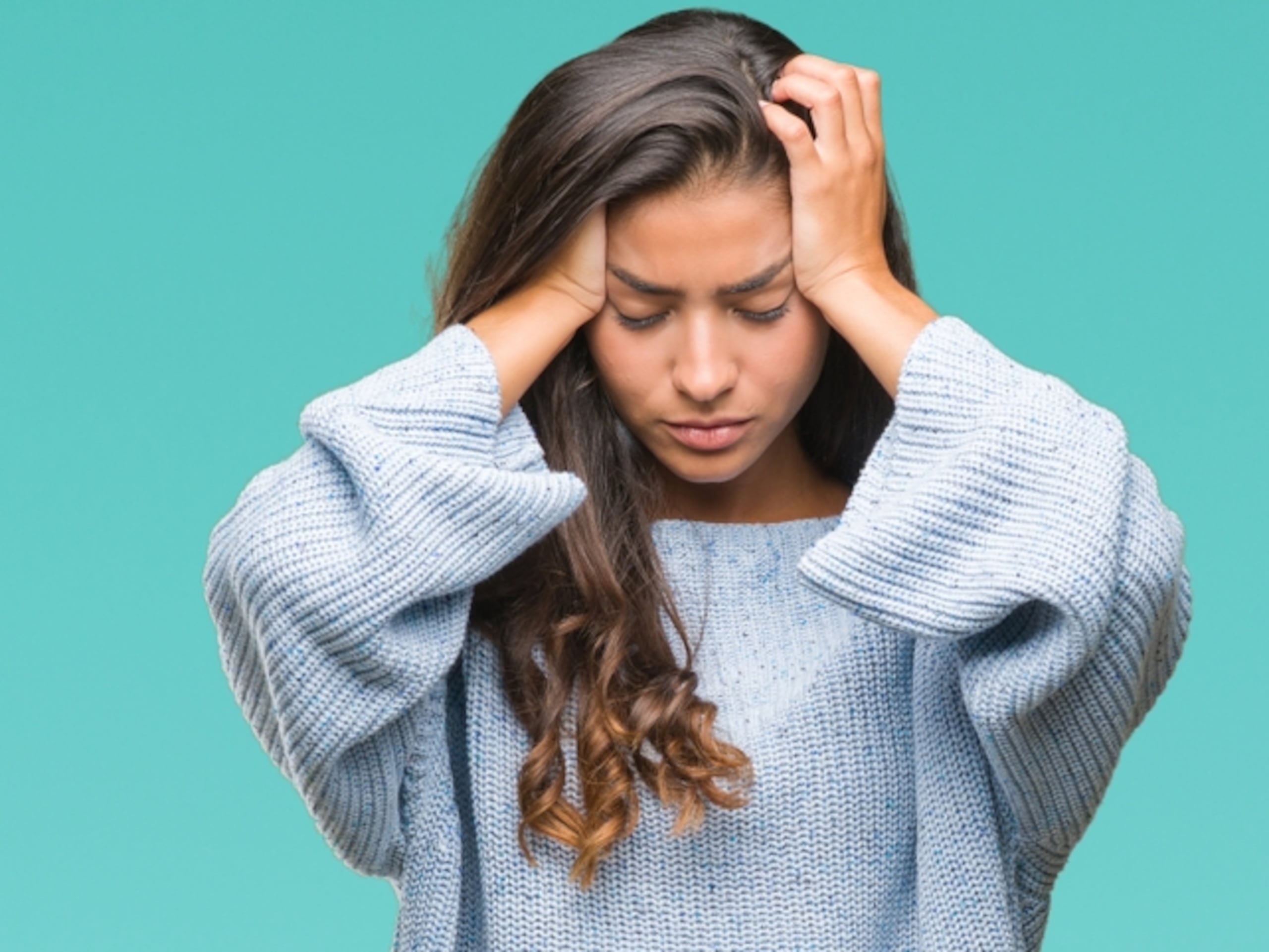 Los síntomas indicativos de una baja en serotonina están asociados a síntomas psicológicos como trastornos del sueño y del apetito, pérdida de memoria y trastornos del estado de ánimo (depresión y ansiedad).