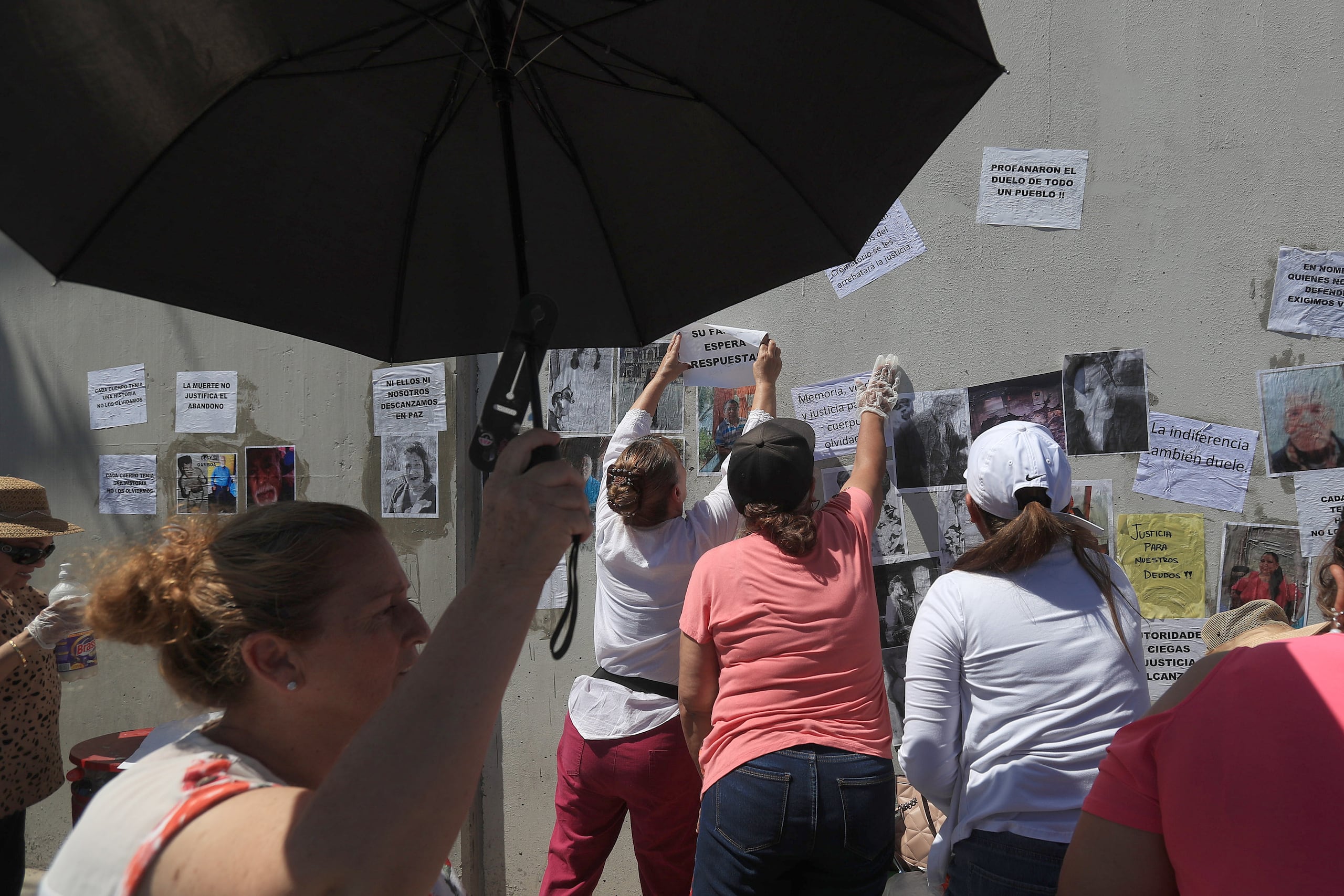 Los familiares colocaron mensajes con leyendas como “cada cuerpo tenía una historia, no los olvidemos”.