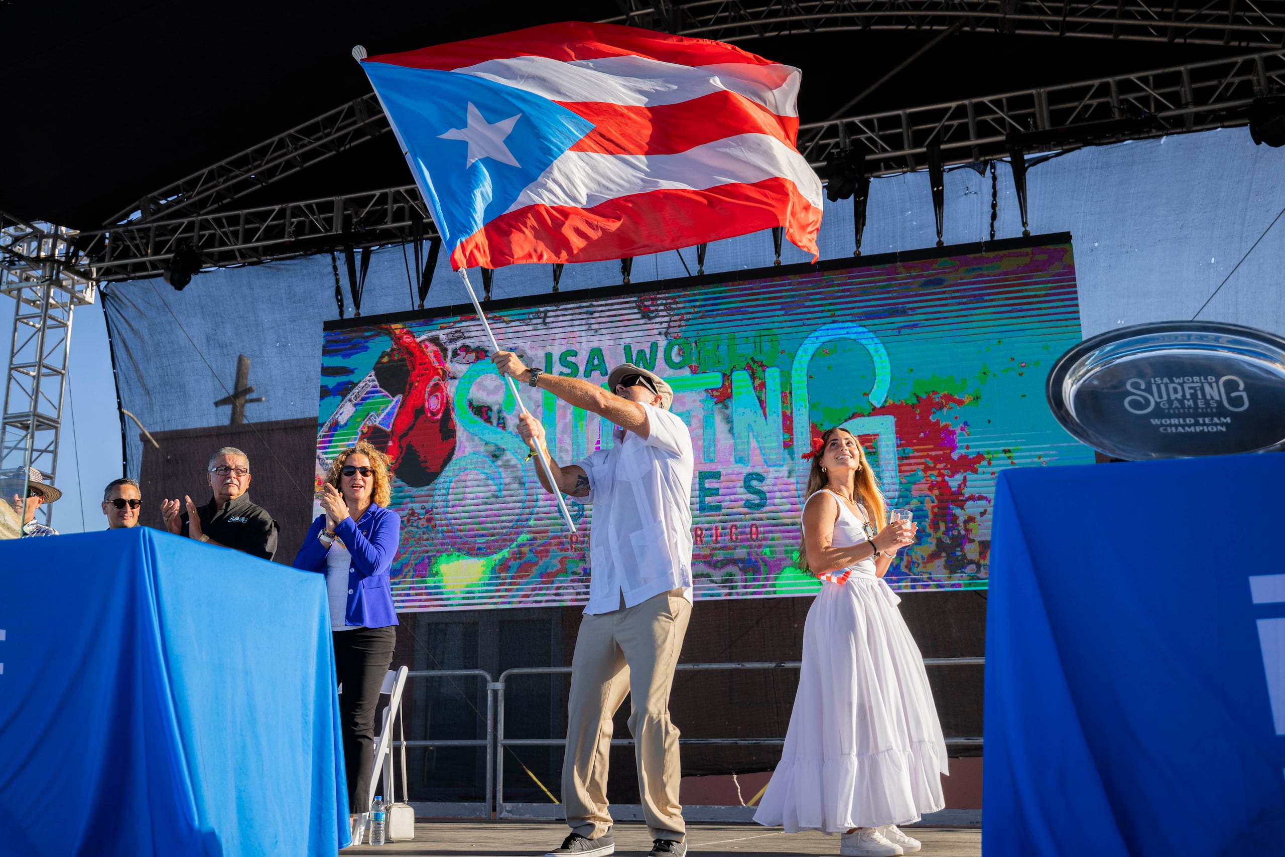 Brian Toth cargó la bandera puertorriqueña acompañado de Havanna Cabrero.