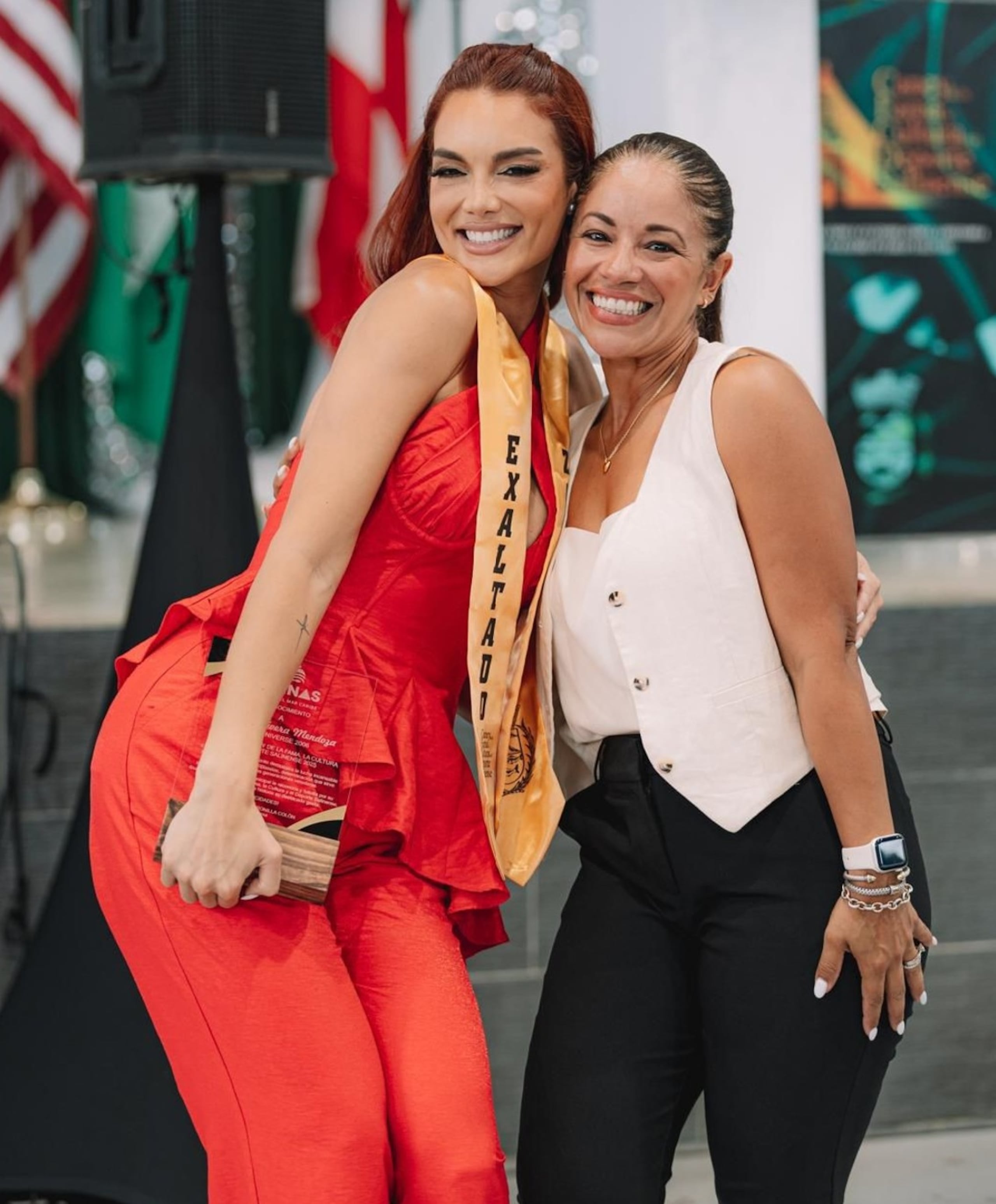 Zuleyka Rivera junto a la alcaldesa de Salinas, Karilyn Bonilla Colón