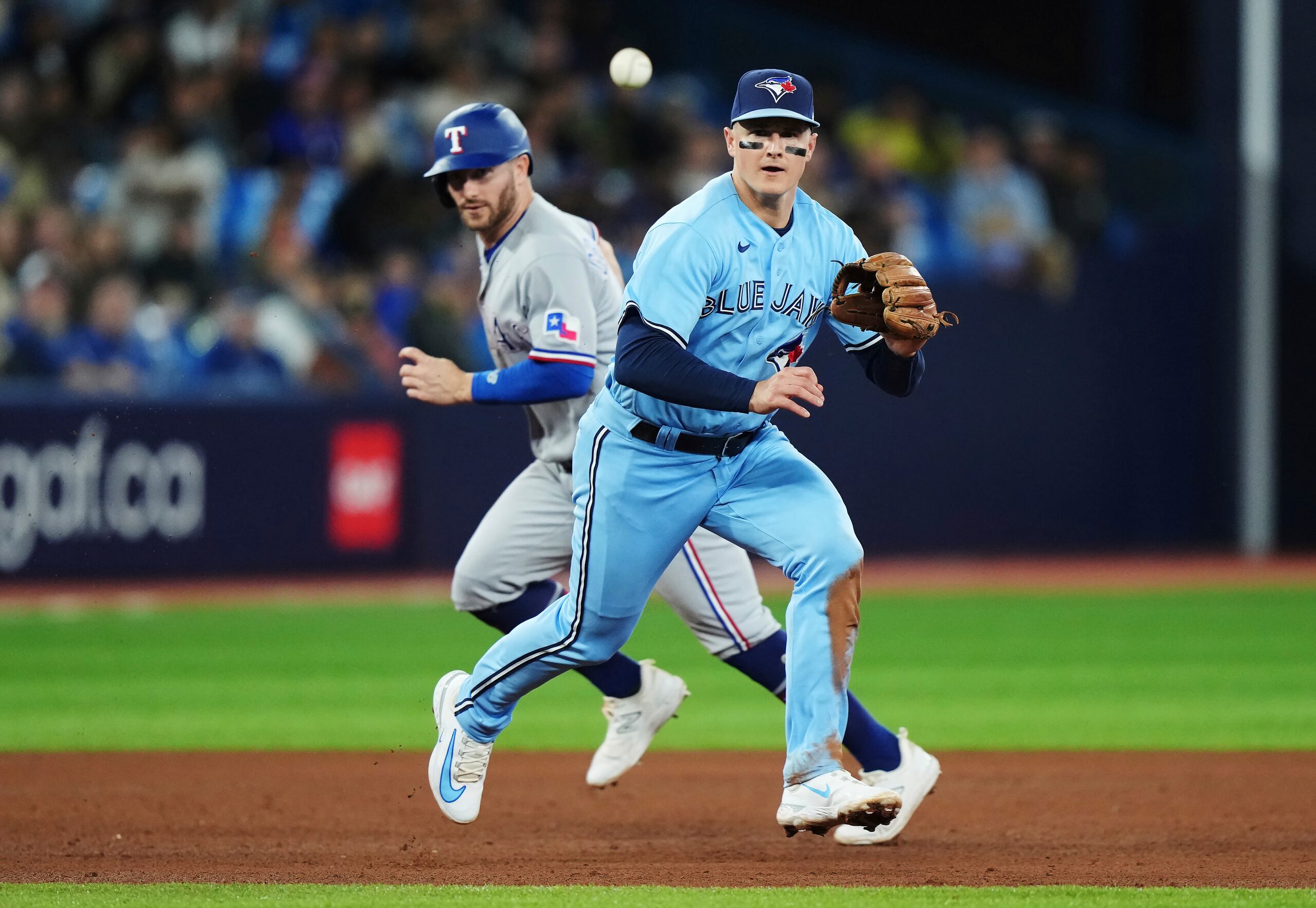 El tercera base Matt Champan se prepara para atrapar un contacto mientras jugaba con los Blue Jays de Toronto.