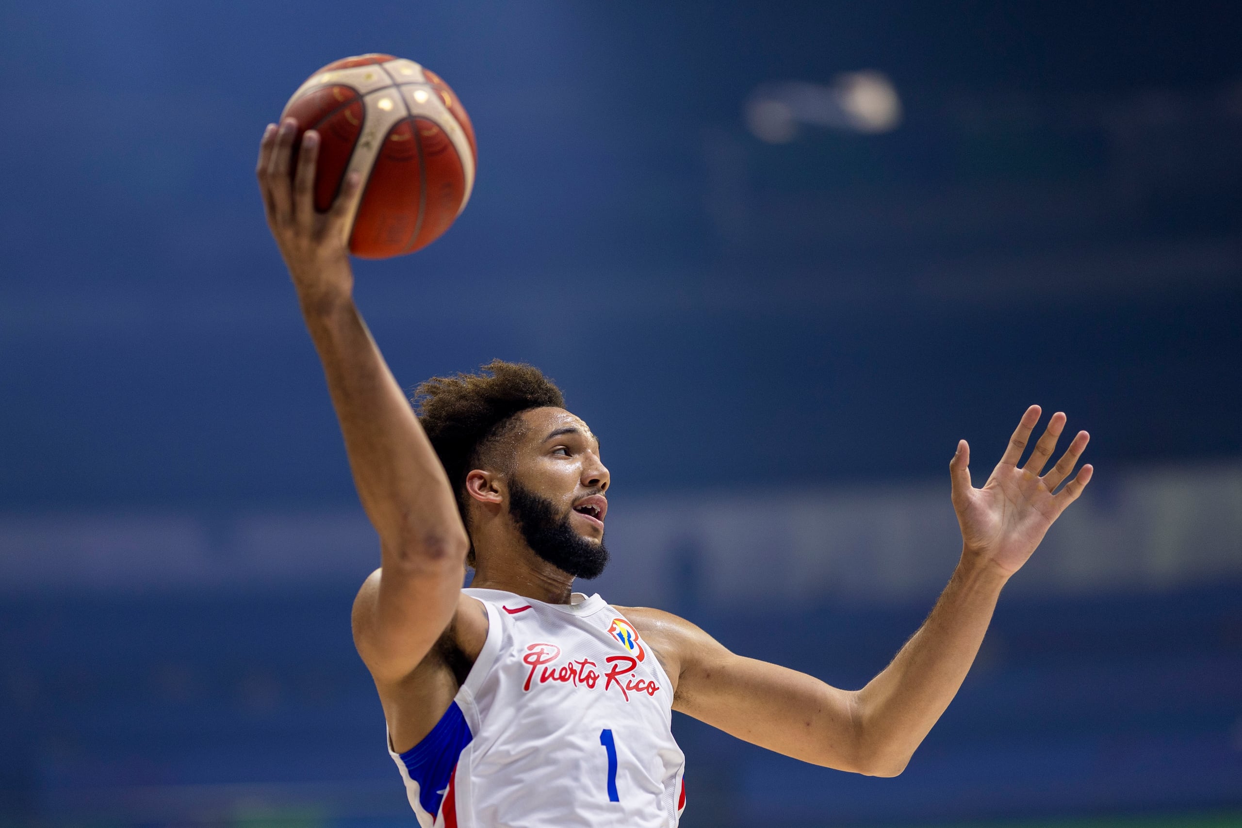 George Conditt toma un intento en el juego ante Serbia en la Copa del Mundo de la FIBA.