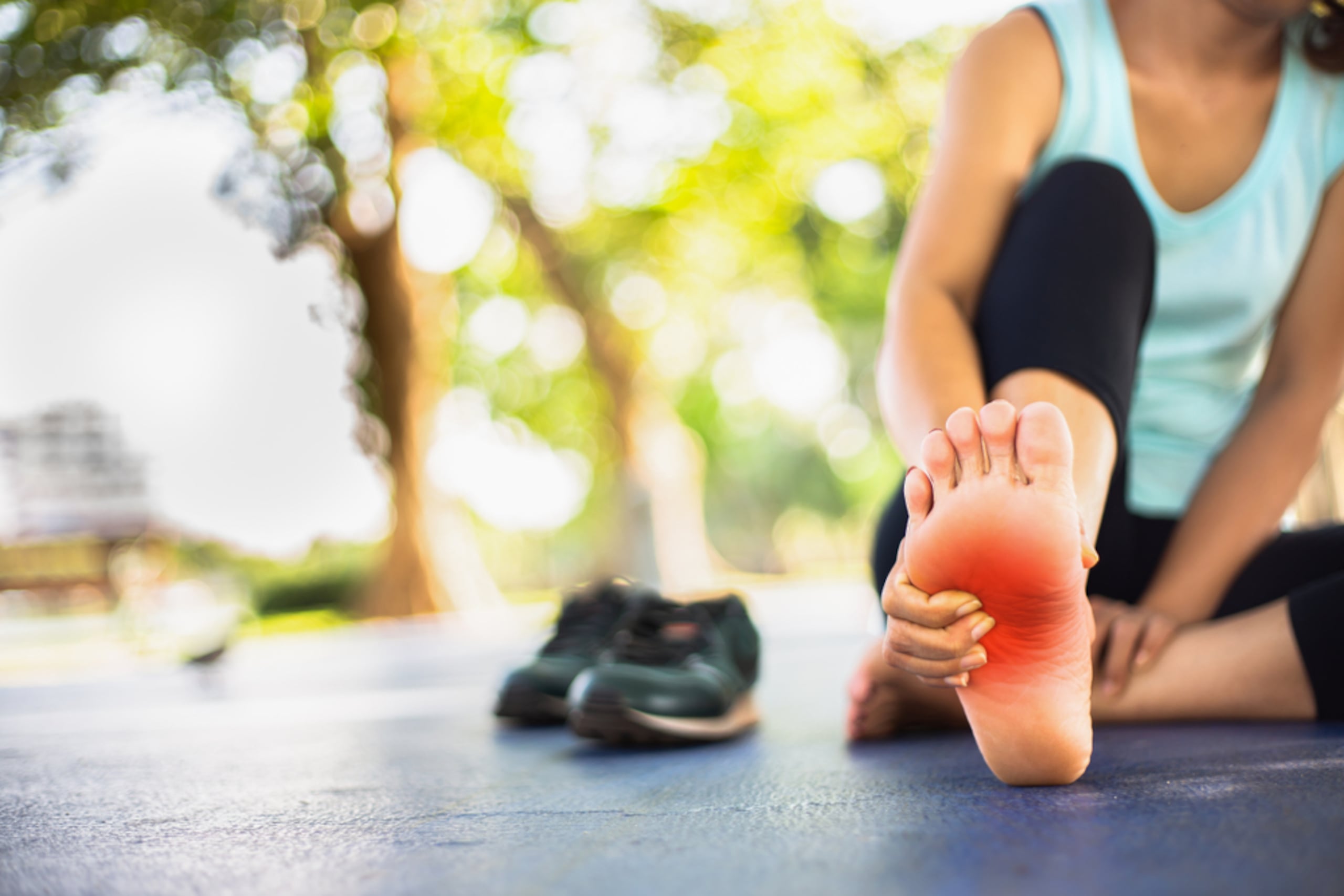 Los síntomas más comunes de la neuropatía son el dolor y ardor que se sienten en los pies.