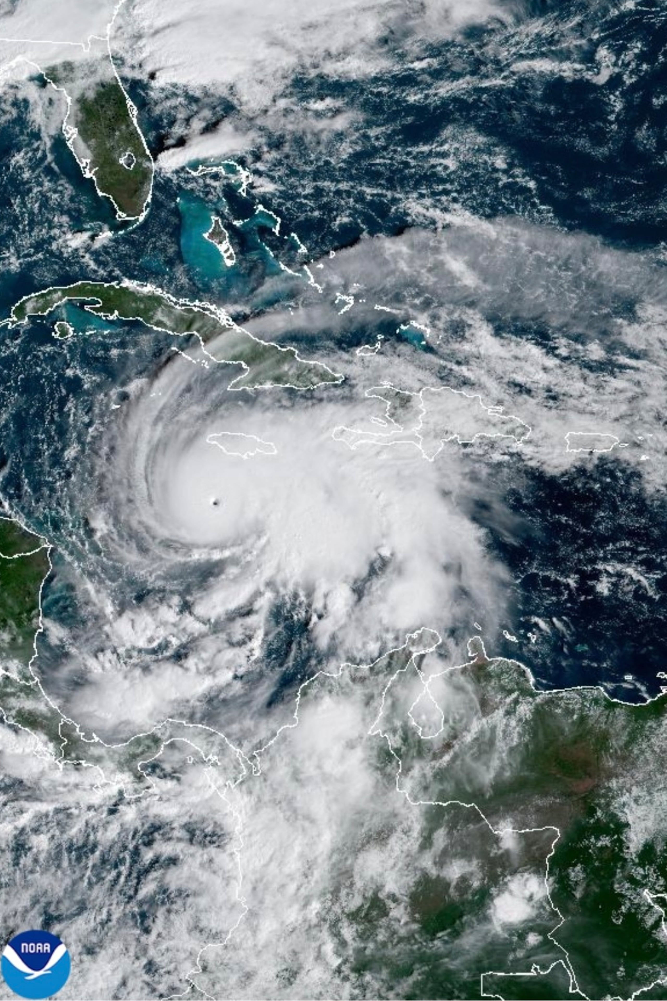 Esta imagen satelital proporcionada por la Oficina Nacional de Administración Oceánica y Atmosférica de EEUU muestra el huracán Melissa, el lunes 27 de octubre de 2025. (NOAA vía AP)