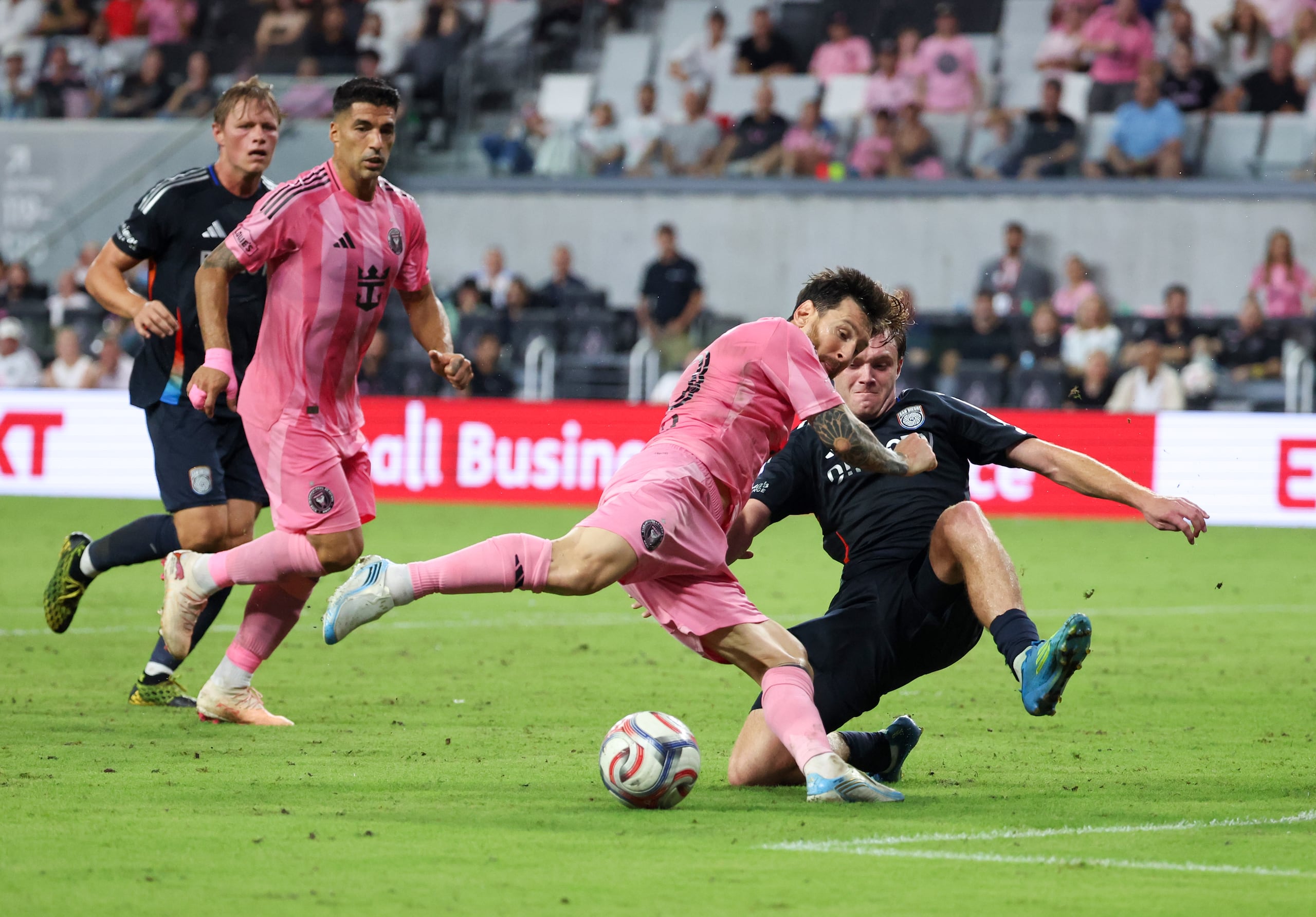 Lionel Messi, con el balón, intenta disparar ante la presión defensiva de Kieran Sargeant, derecha, del San Diego.