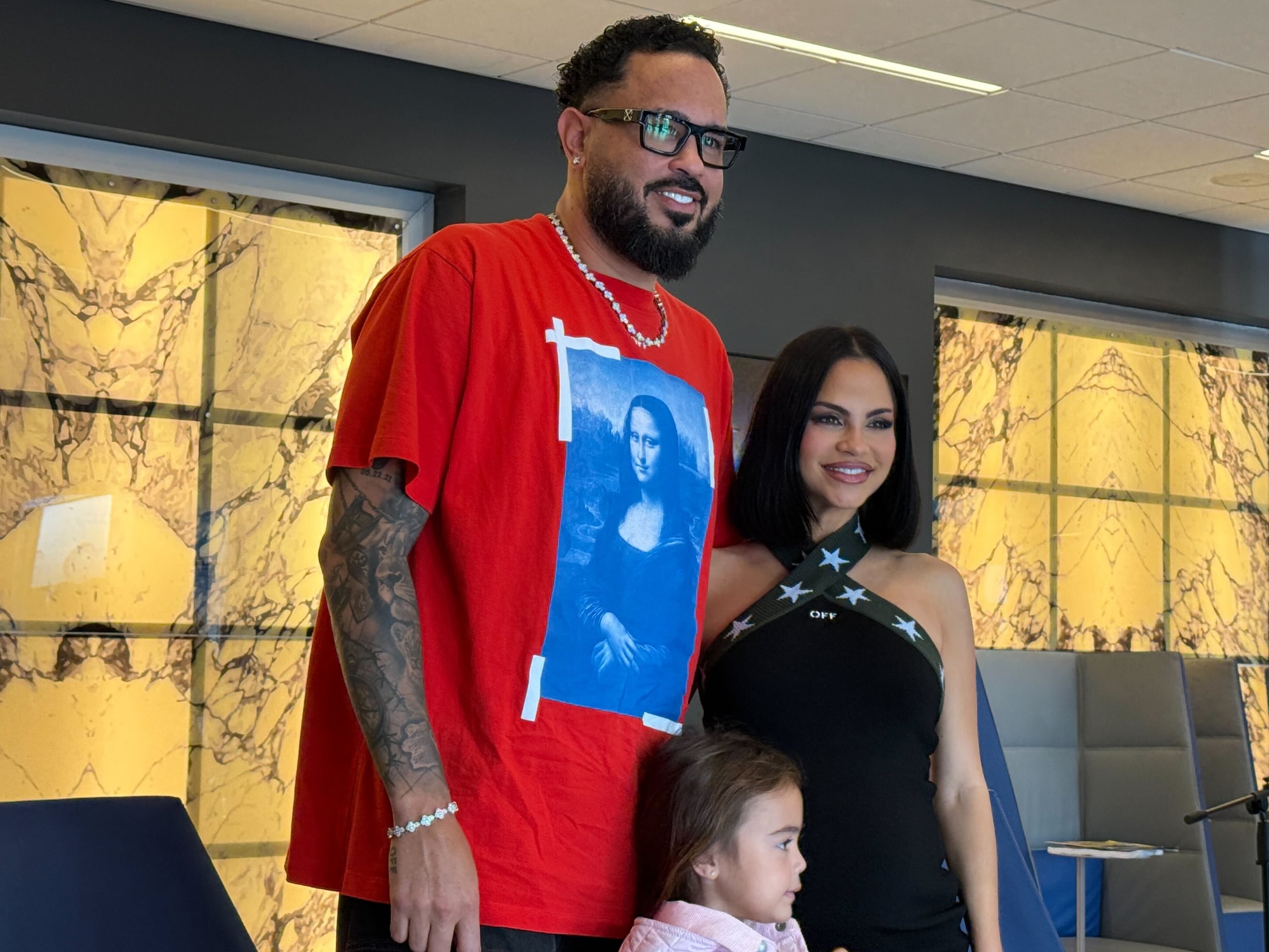 Raphy Pina y Natti Natasha junto a Vida Isabelle en un encuentro reciente con los medios.