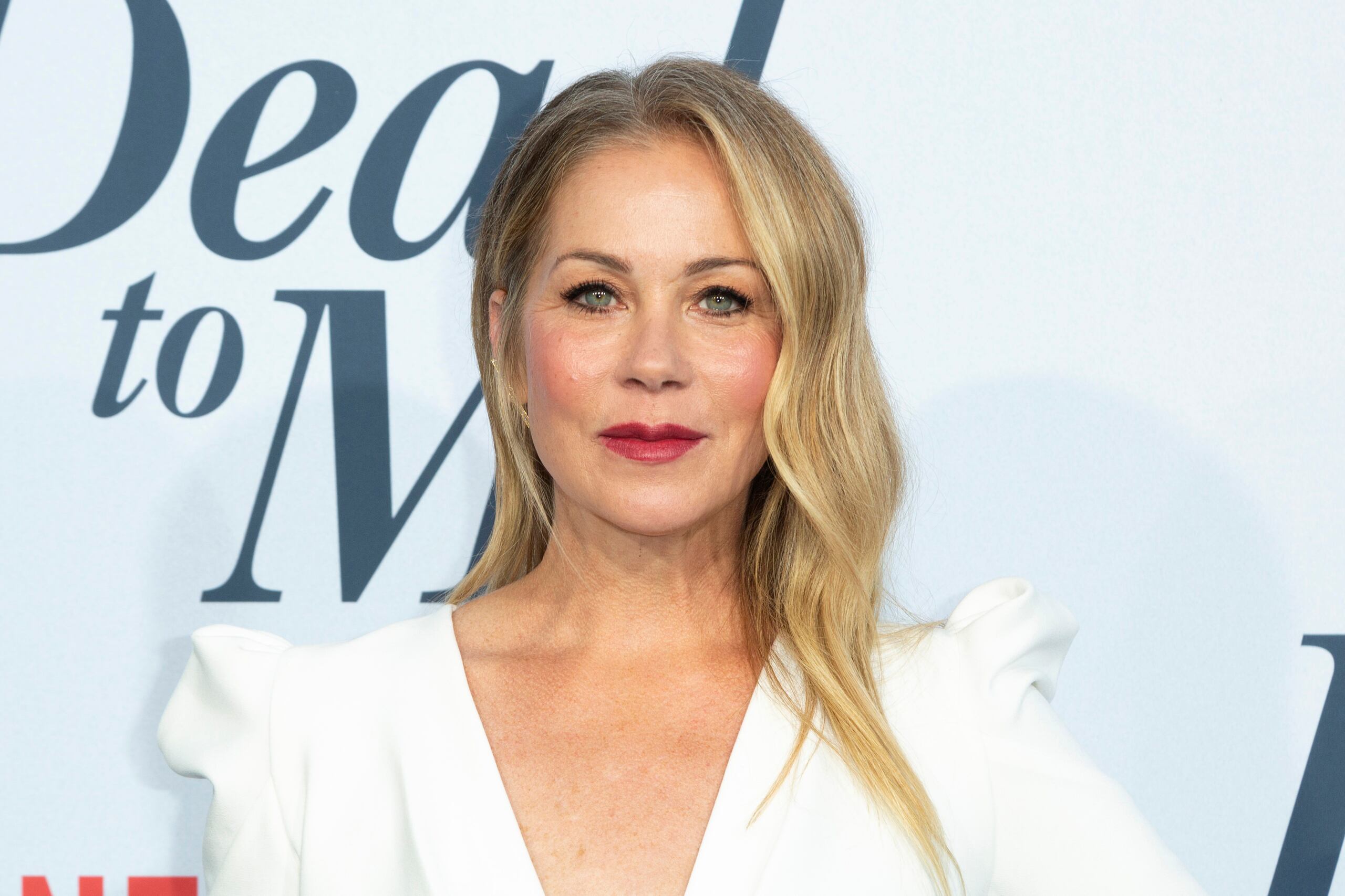 La actriz estadounidense Christina Applegate, de 49 años, reveló el 10 de agosto de 2021 en su cuenta de Twitter que fue diagnostica hace unos meses con esclerosis múltiple. “Hola amigos. Hace unos meses me diagnosticaron esclerosis múltiple. Ha sido un viaje extraño. Pero he recibido tanto apoyo de personas que conozco que también padecen esta afección”, escribió la artista que se dió a conocer en 1987 en la irreverente comedia “Married... with Children” de Fox. “Ha sido un camino difícil. Pero como todos sabemos, el camino sigue adelante. A menos que algún imbécil lo bloquee”.