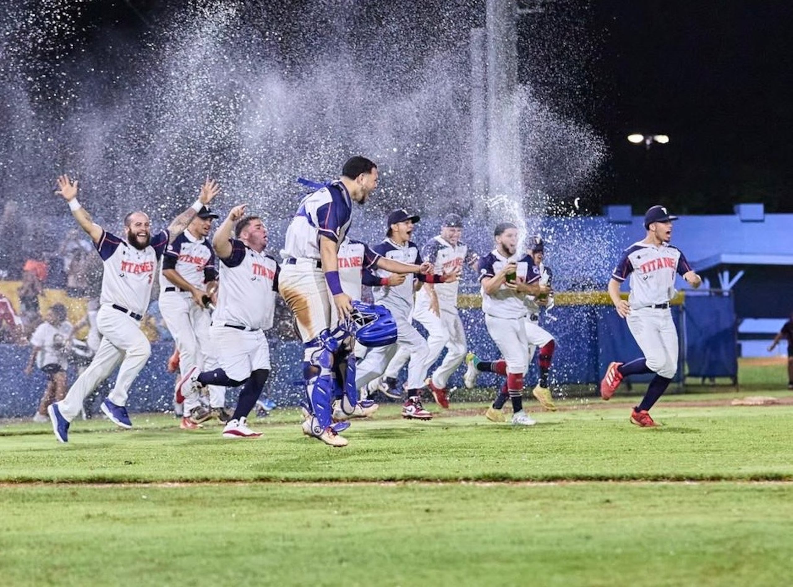 Los Titanes de Florida celebran su campeonato de la Doble A tras vencer a los Azucareros de Yabucoa.