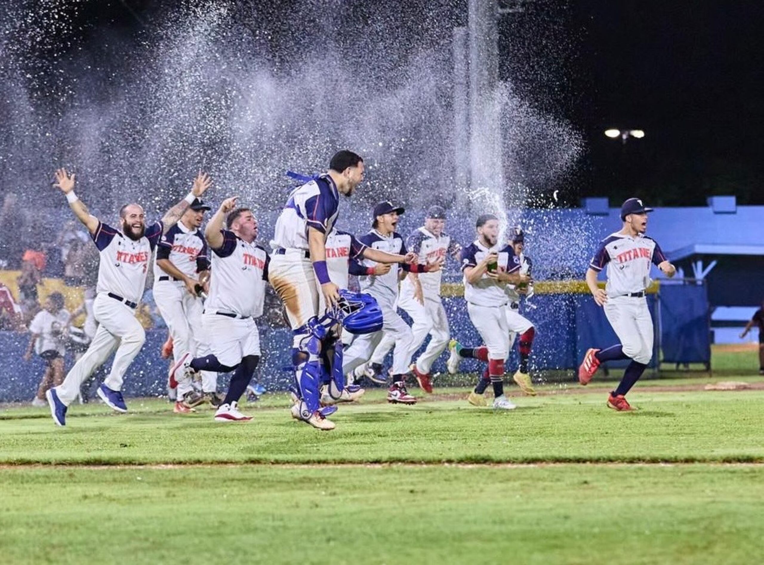 Los Titanes de Florida celebran su campeonato.