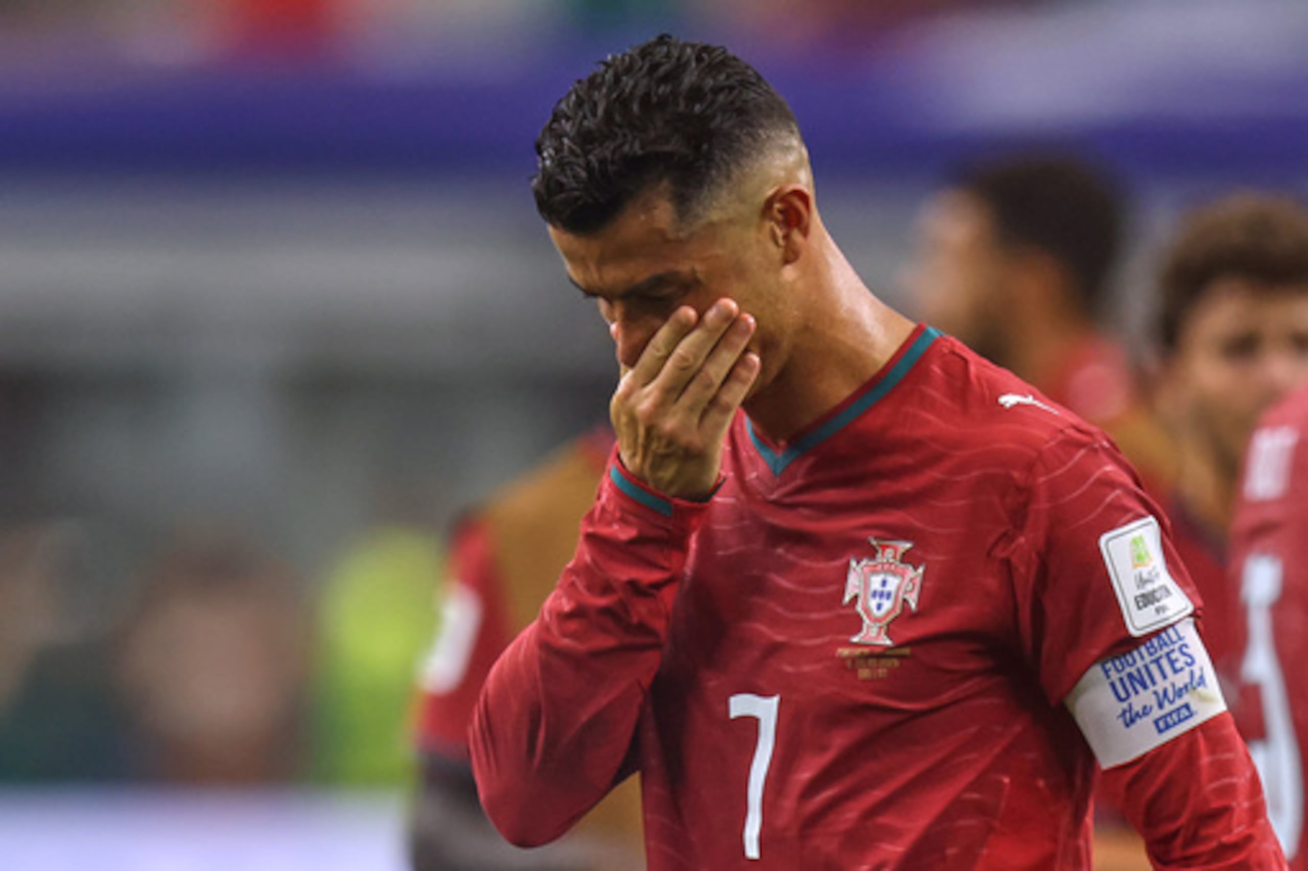 El portugués Cristiano Ronaldo (7) reacciona tras el partido de octavos de final del Mundial de fútbol entre Portugal y España.