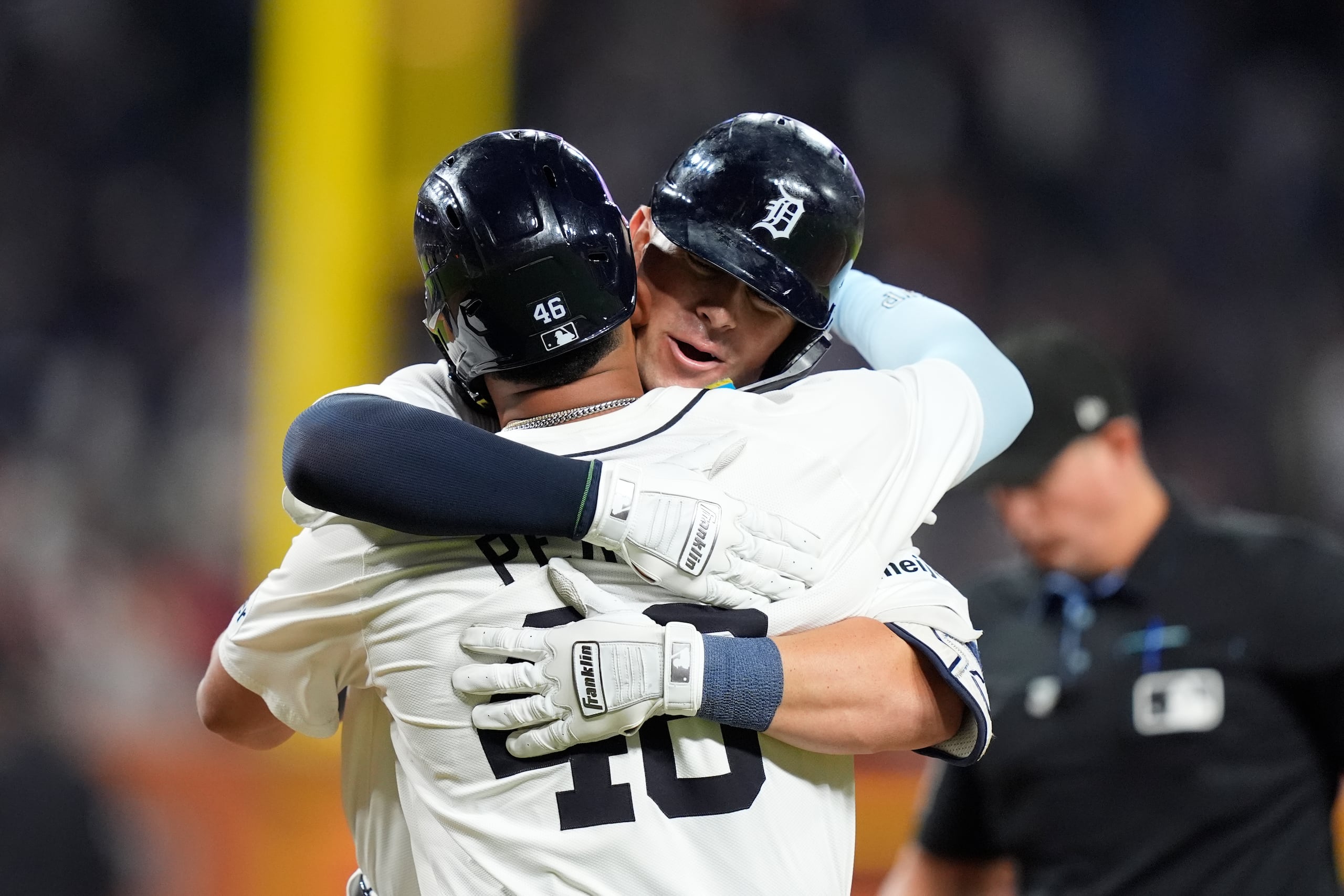 Spencer Torkelson, de los Tigres de DEtroit, es felicitado por su compañero, el dominicano Wenceel Pérez, luego de batear un jonrón de dos carreras ante los Rays de Tampa Bay, el miércoles 25 de septiembre de 2024 (AP Foto/Carlos Osorio)