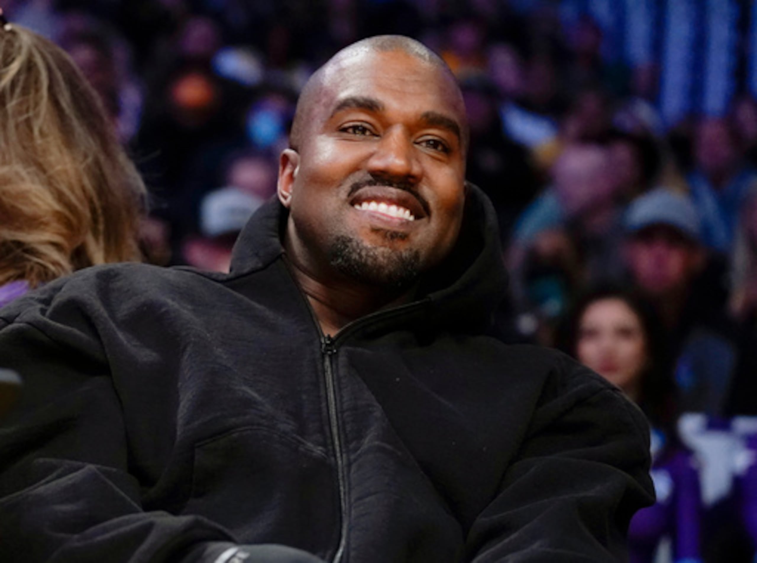 ARCHIVO - Kanye West, conocido como Ye, observa la primera parte de un partido de baloncesto de la NBA entre los Washington Wizards y Los Ángeles Lakers, el 11 de marzo de 2022, en Los Ángeles. (AP Photo/Ashley Landis, Archivo)
