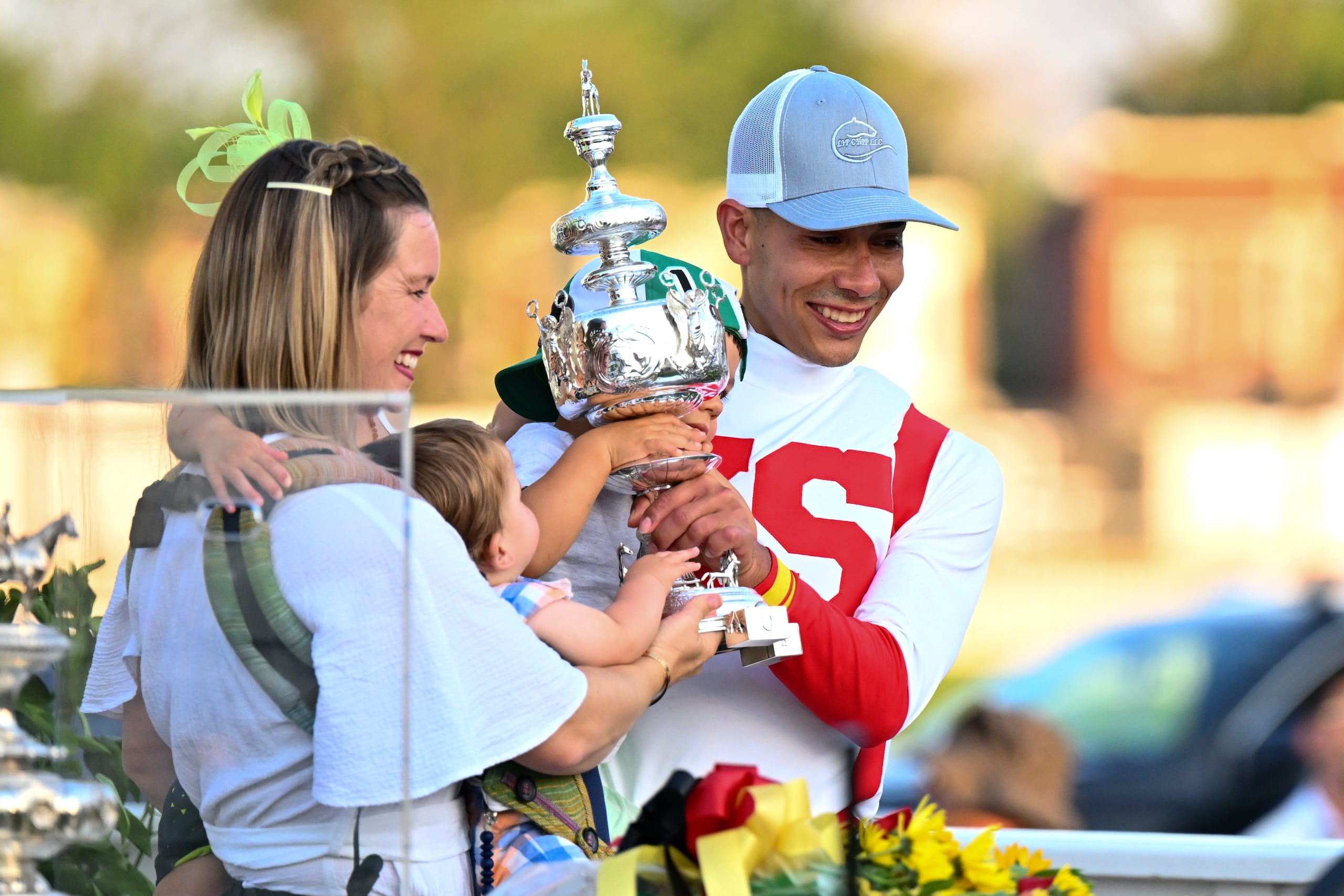 José Luis Ortiz, aquí junto a su familia luego de ganar el Preakness Stakes del 2022, logró su primera de 3,000 victorias en el 2012 en Camarero.