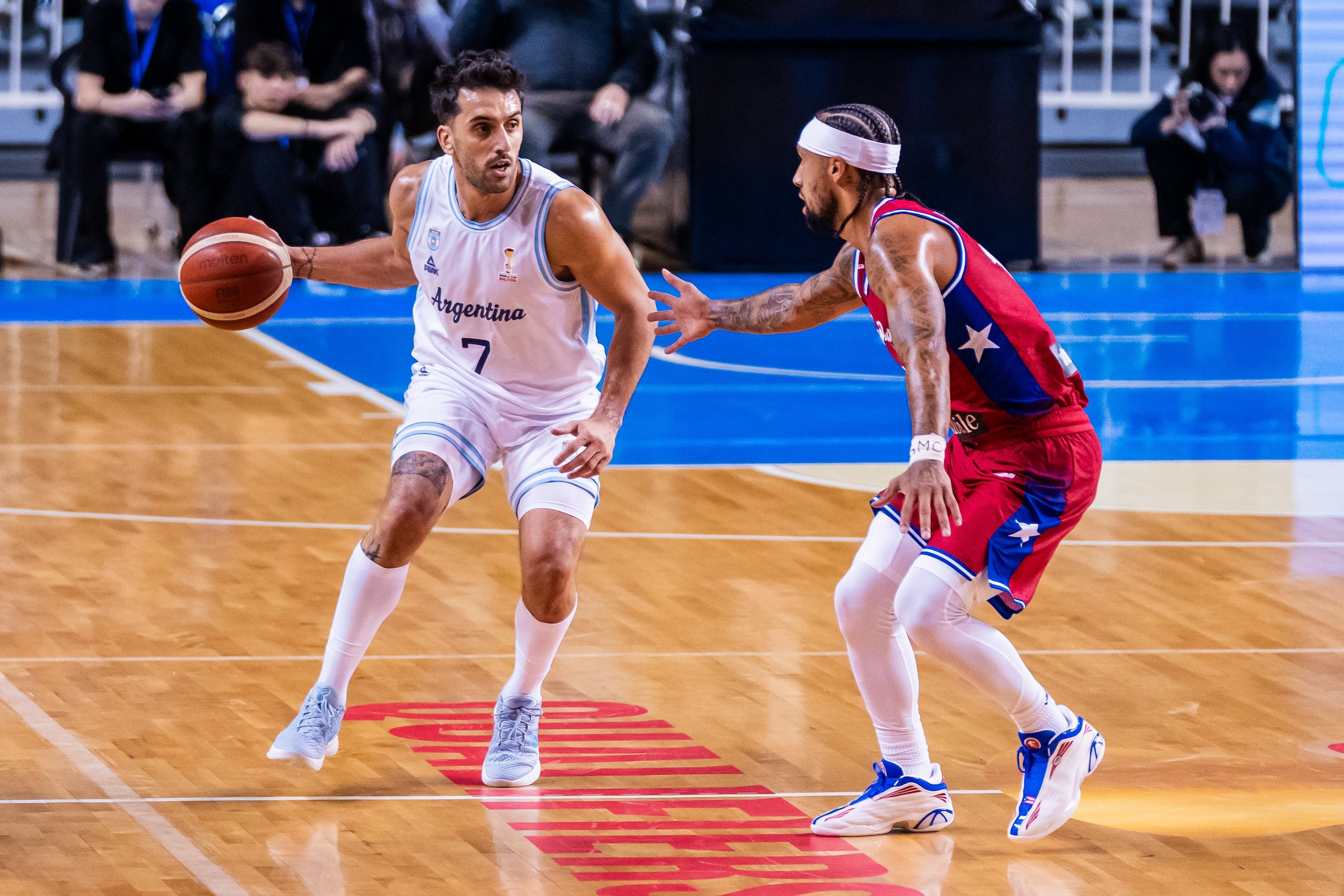 El argentino Facundo Campazzo maneja el balón ante la defensa de José Alvarado.